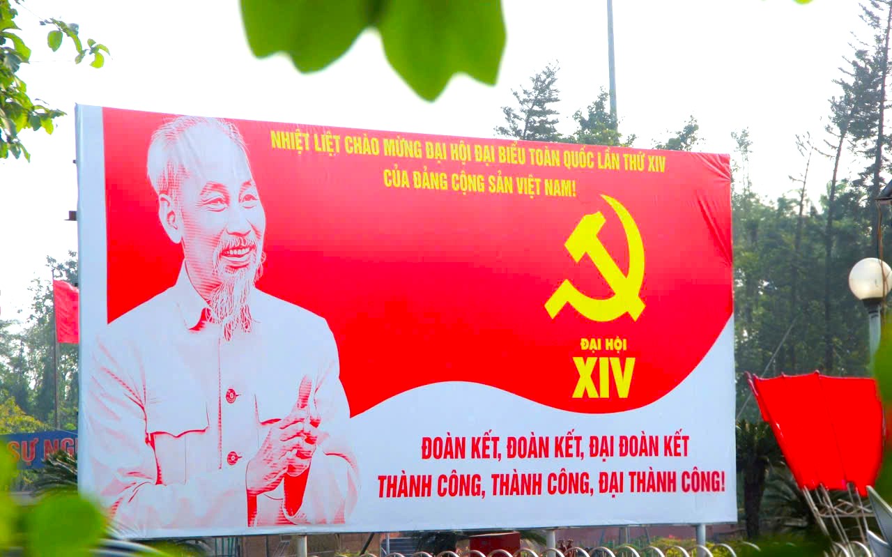 Nghệ An: Phố phường rực đỏ cờ hoa chào mừng Đại hội XIV của Đảng