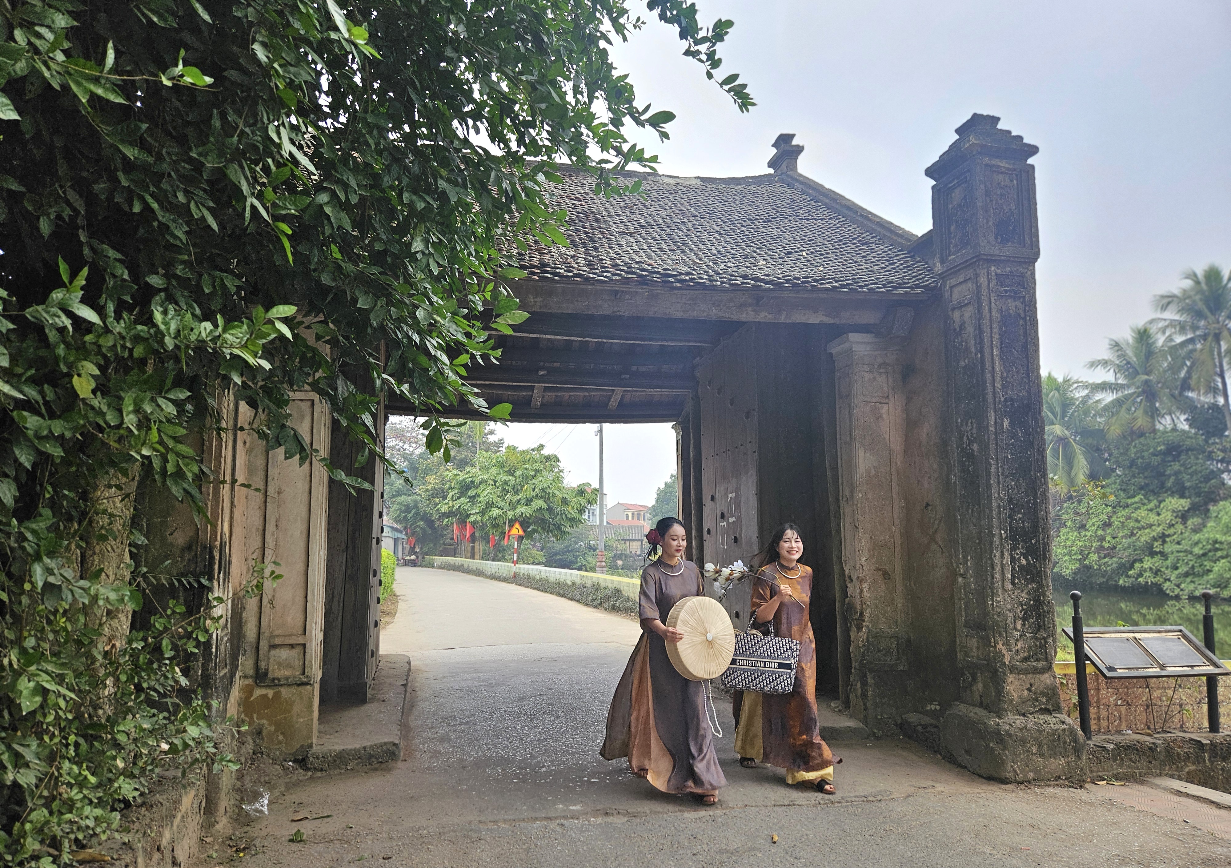 Đường Lâm: Phát triển thương mại, dịch vụ gắn với bảo tồn di sản