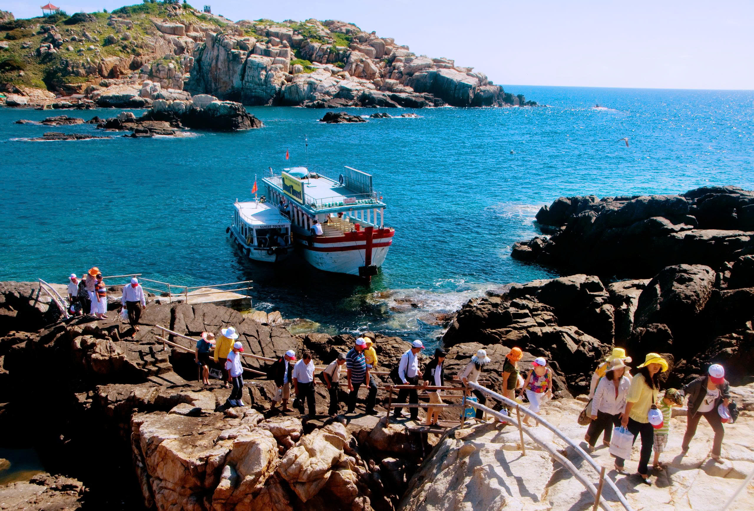 Hợp tác Yến sào Khánh Hòa – Vietravel: Cú hích cho du lịch địa phương