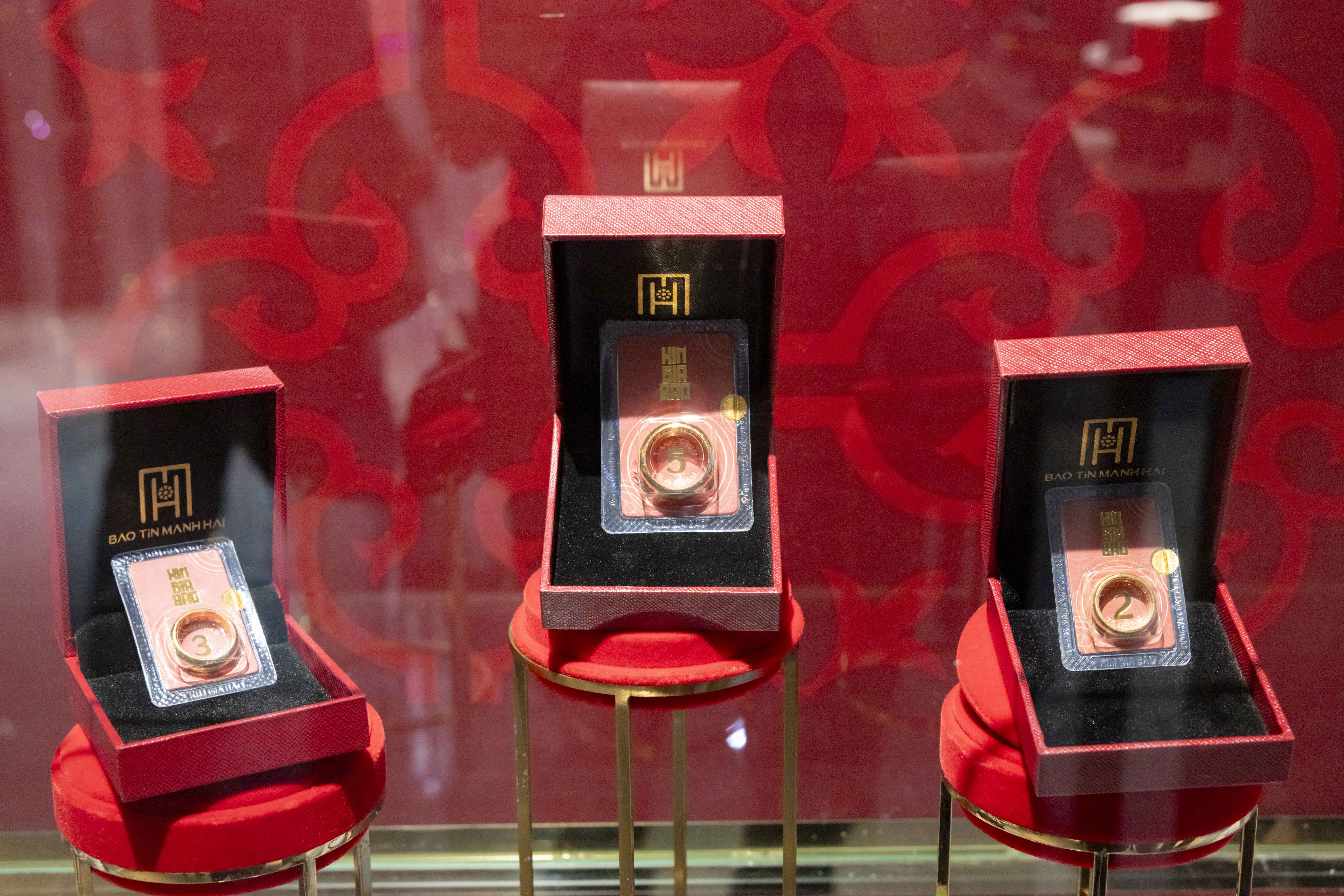 Giá vàng hôm nay 18/01/2026: Neo ở ngưỡng cao