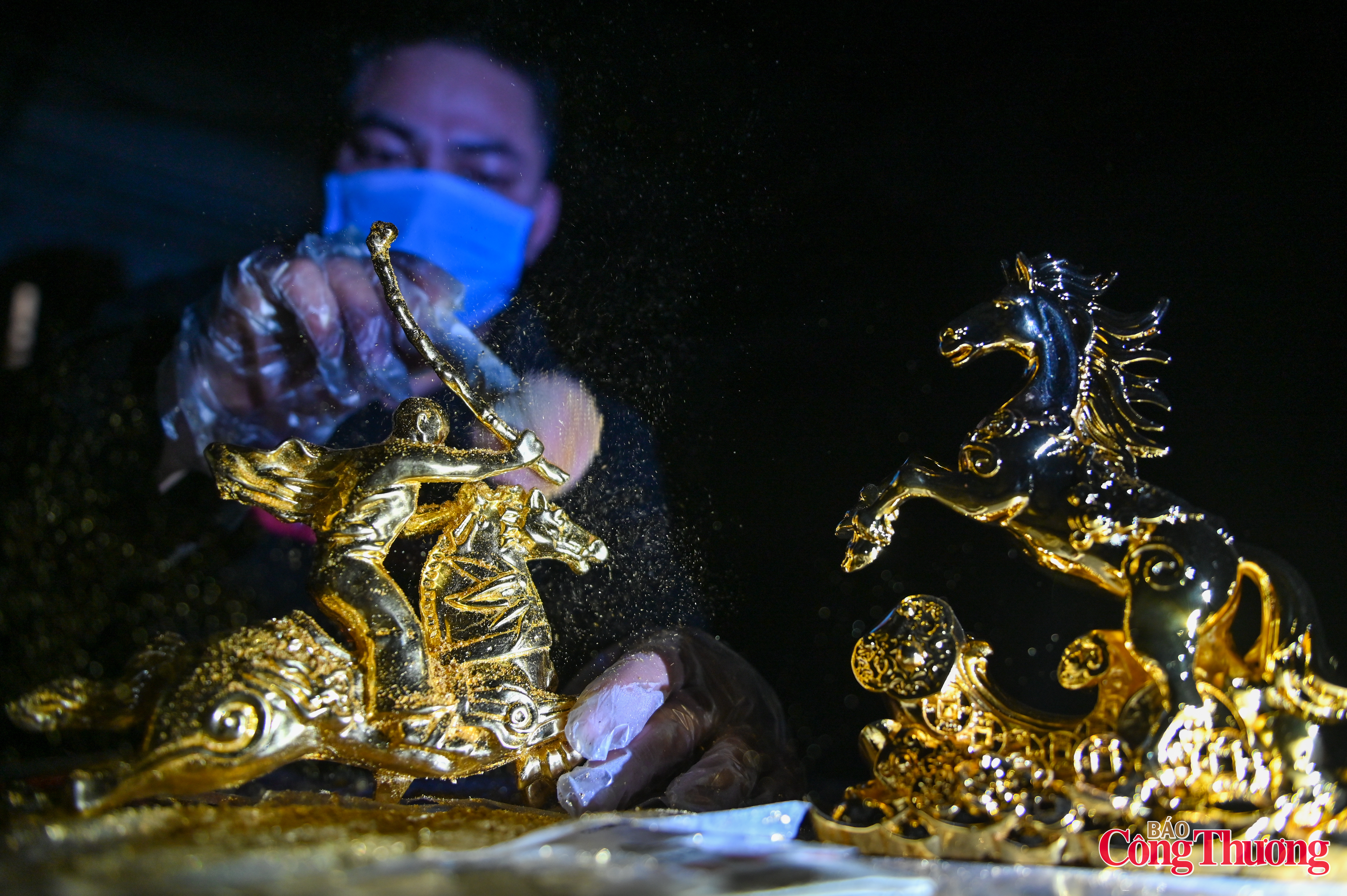 Linh vật 'Hí Phù Thiên' dát vàng  hút khách dịp Tết