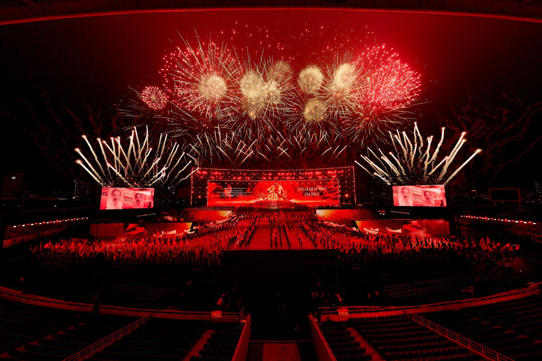 Đại nhạc hội kết hợp pháo hoa mừng thành công Đại hội Đảng lần thứ XIV