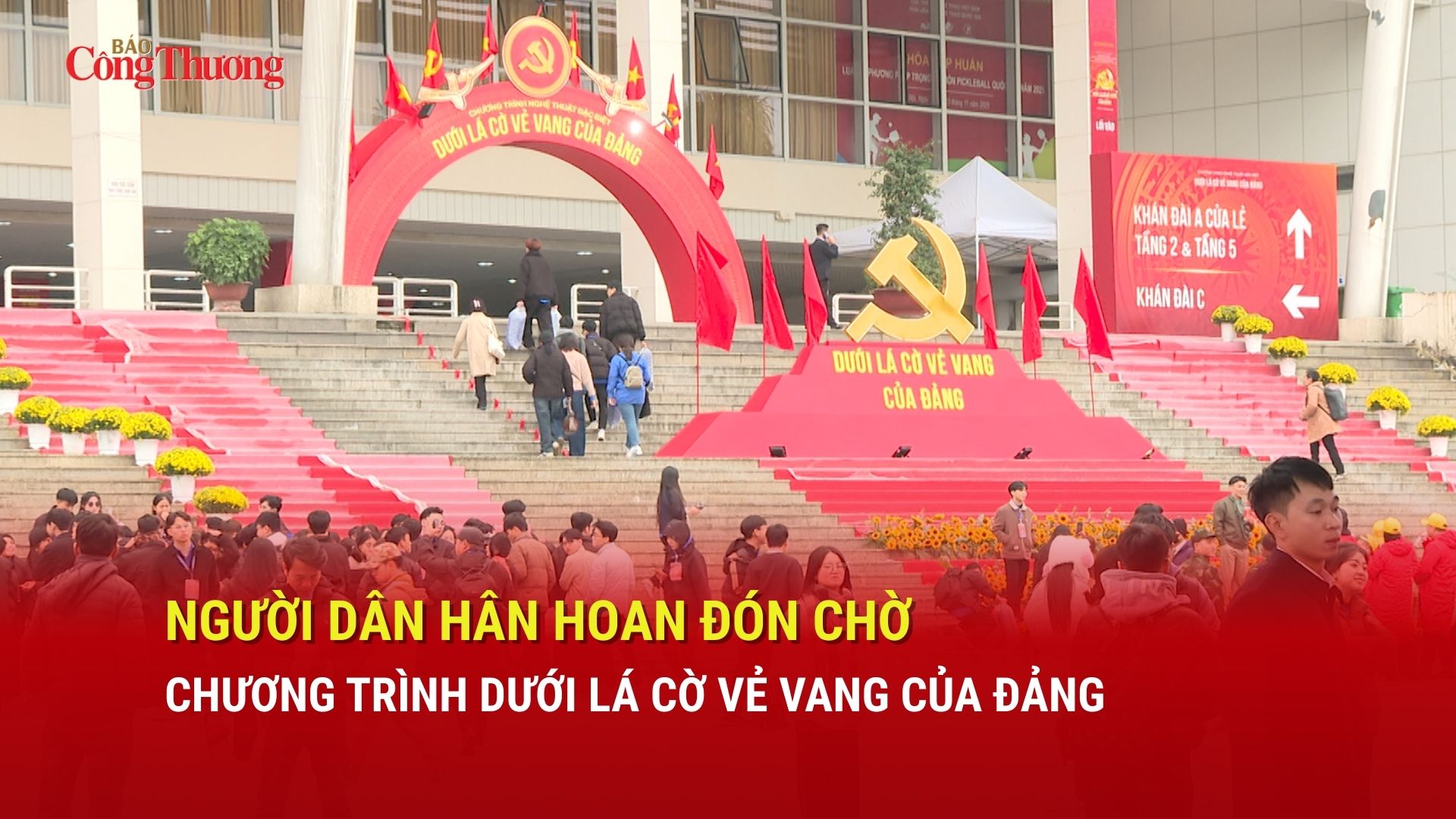 Người dân hân hoan đón chờ chương trình 'Dưới lá cờ vẻ vang của Đảng'