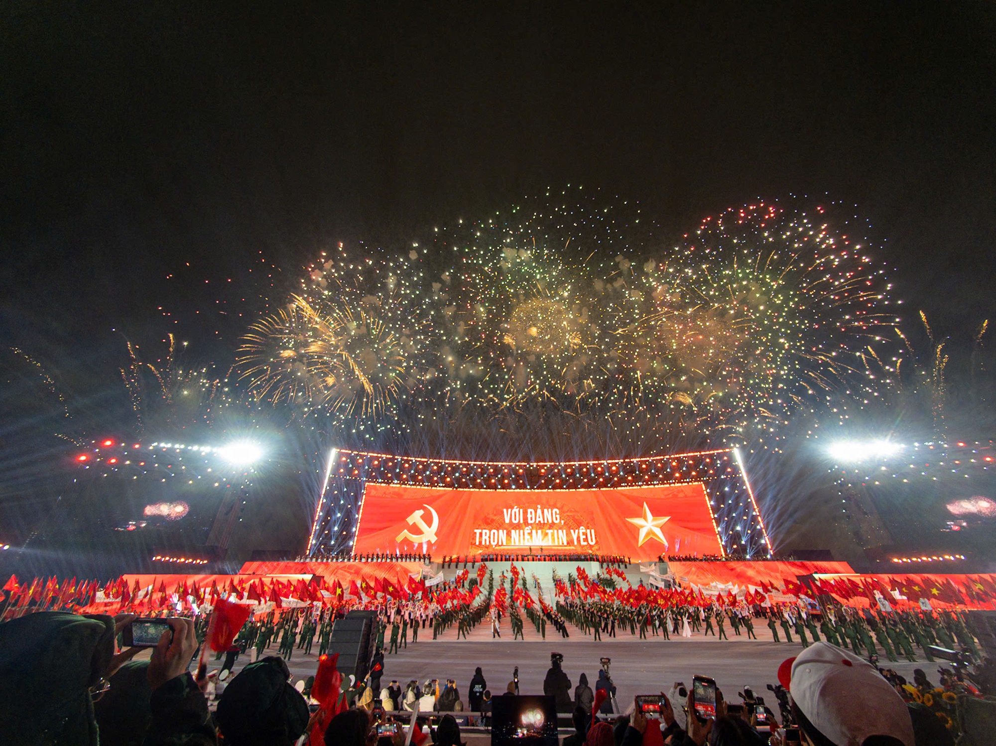 Khi trái tim dân tộc hoà chung nhịp đập 'Dưới lá cờ vẻ vang của Đảng'