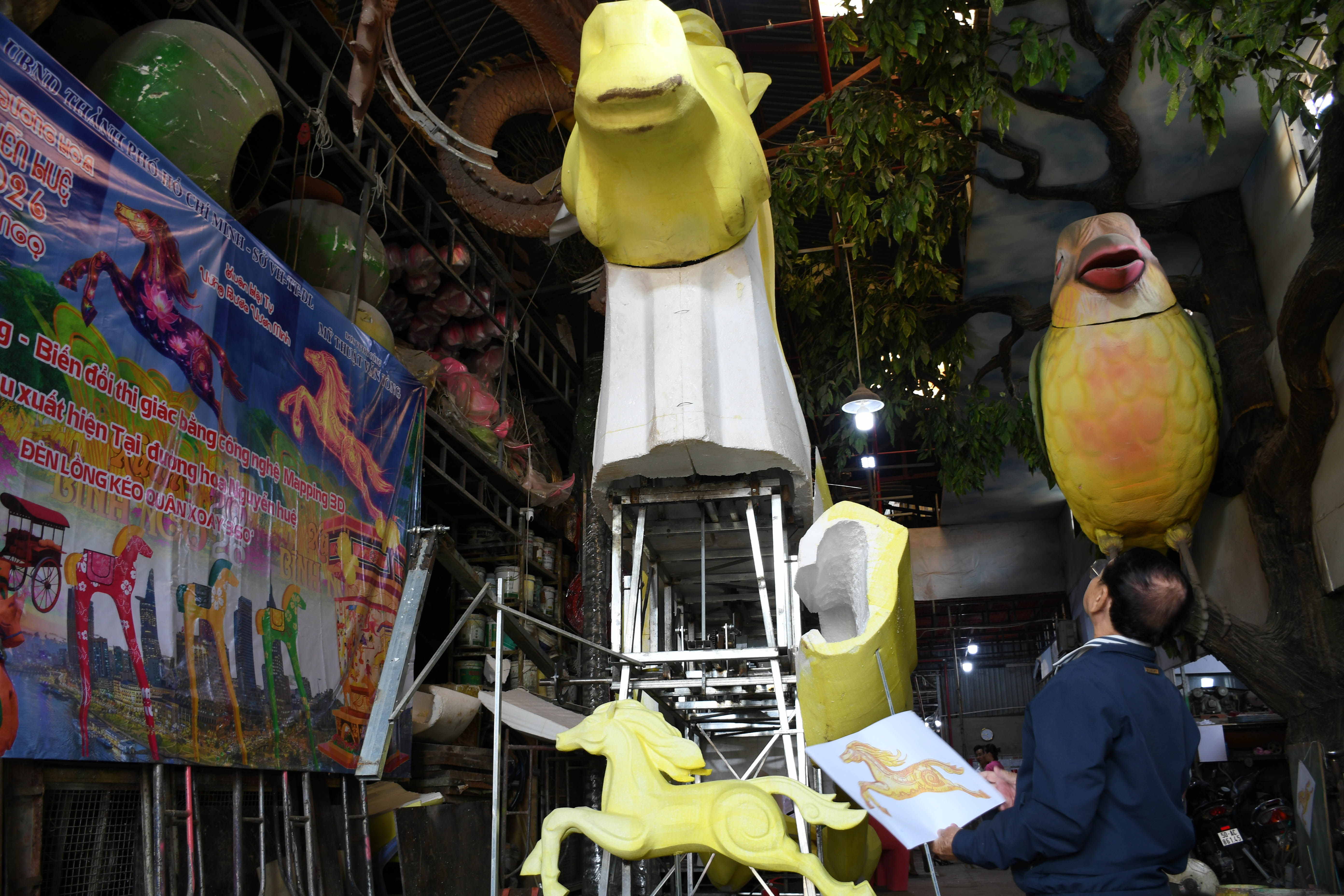 Cận cảnh hậu trường sản xuất linh vật ngựa Đường hoa Nguyễn Huệ Tết 2026