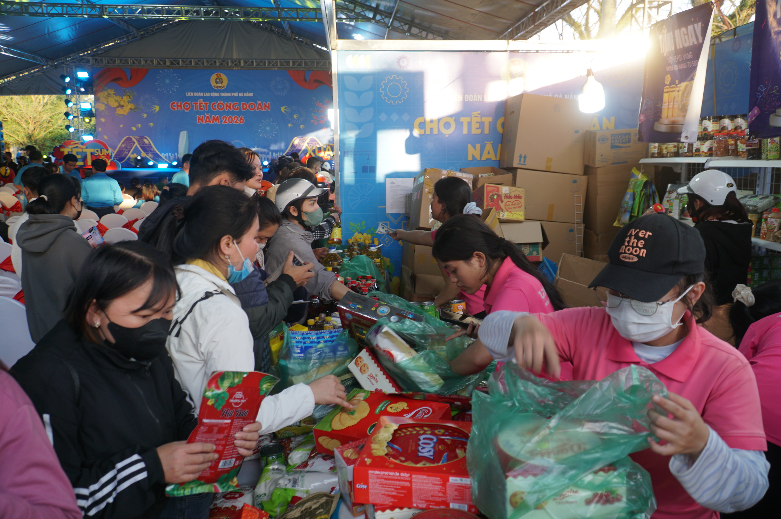 Đà Nẵng: Công nhân khu công nghiệp háo hức đi Chợ tết Công đoàn