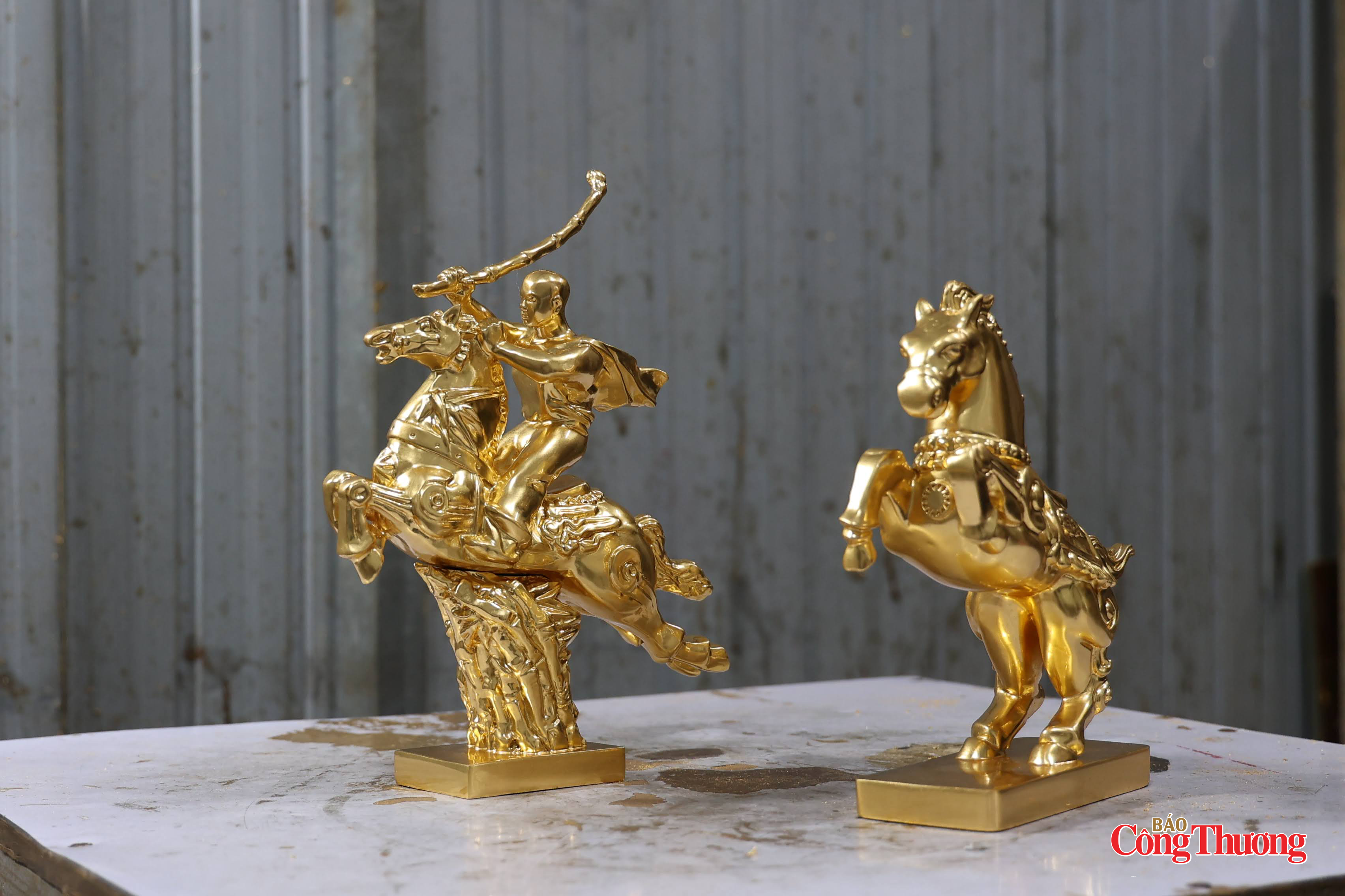 Linh vật ngựa dát vàng hút khách dịp tết Bính Ngọ 2026