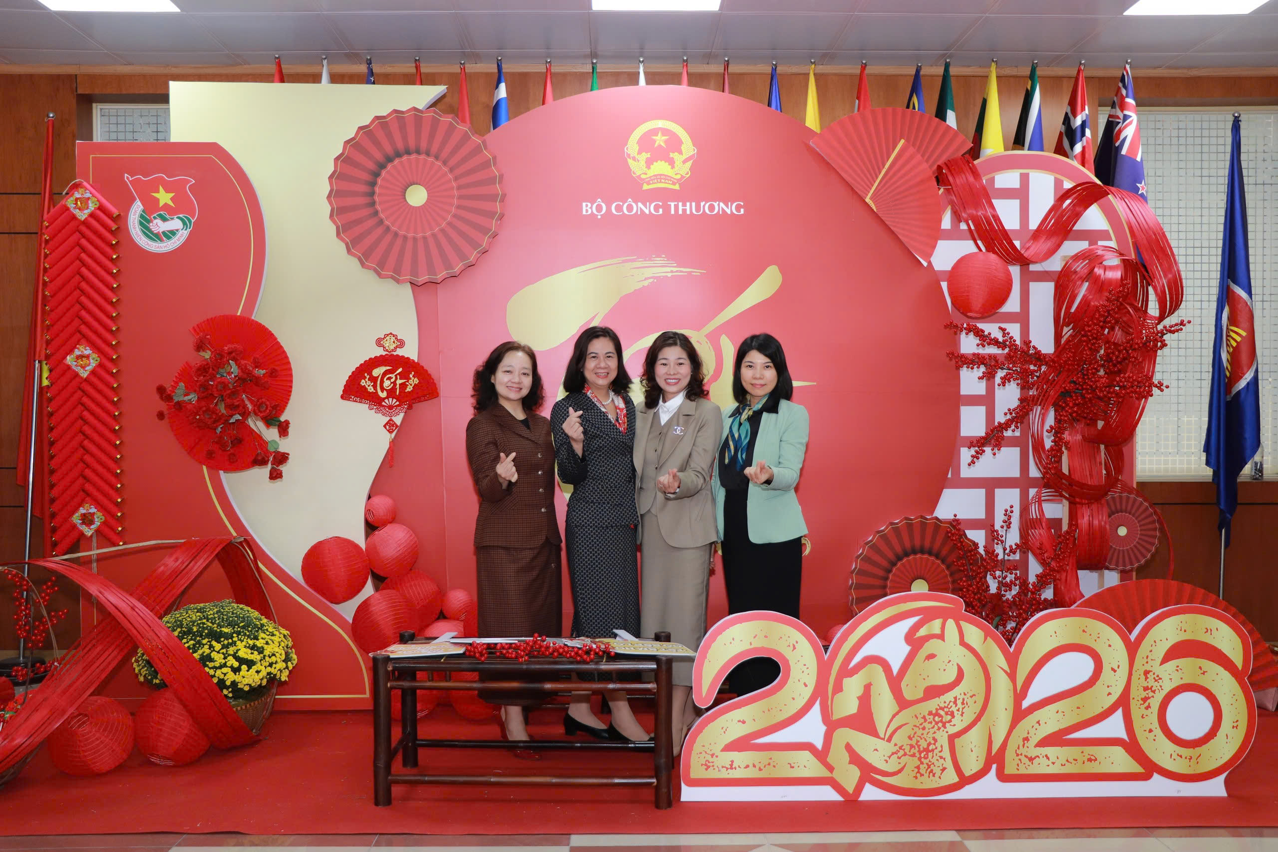  Cán bộ, người lao động Bộ Công Thương cùng nhau lưu giữ dấu ấn Tết 2026