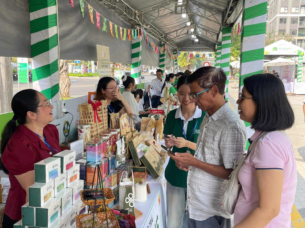 Phiên chợ đặc sản bản địa: Điểm hẹn tiêu dùng xanh dịp Tết