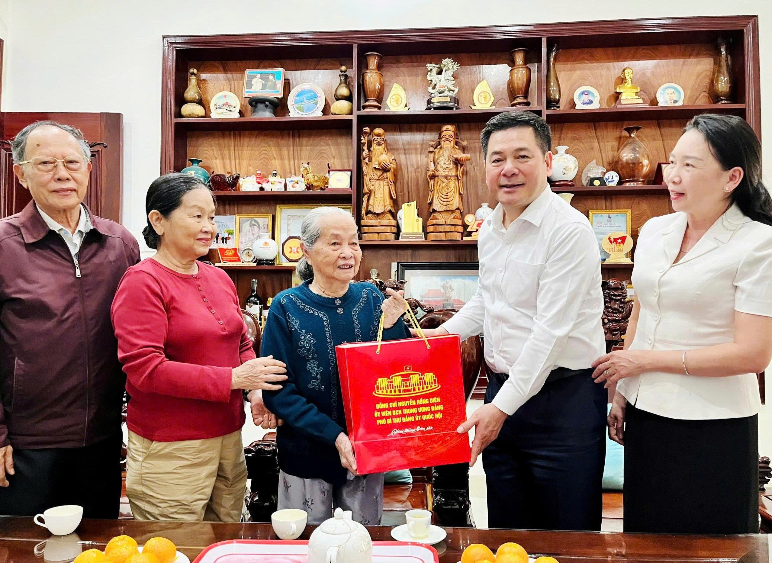 Phó Bí thư Đảng ủy Quốc hội Nguyễn Hồng Diên thăm, tặng quà Tết tại Gia Lai