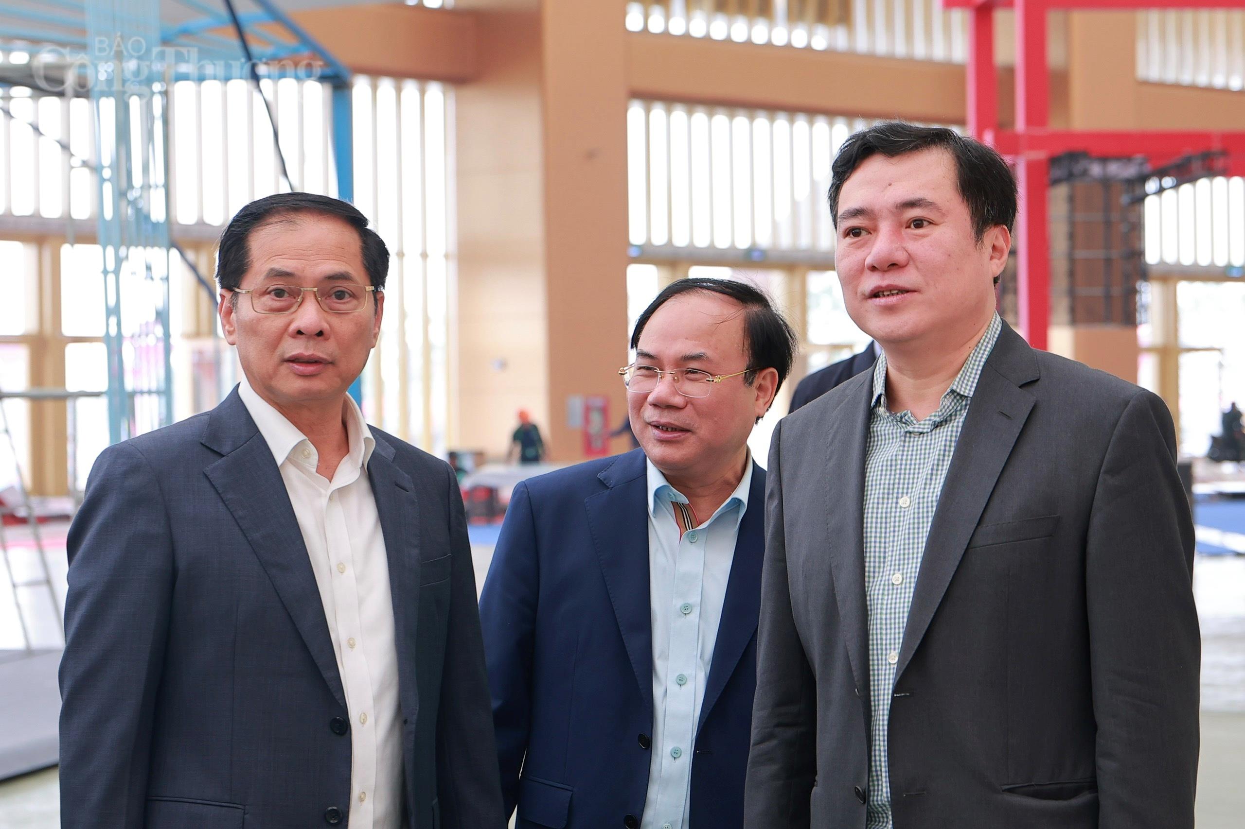 Chùm ảnh: Phó Thủ tướng Bùi Thanh Sơn kiểm tra tiến độ Hội chợ Mùa Xuân 2026