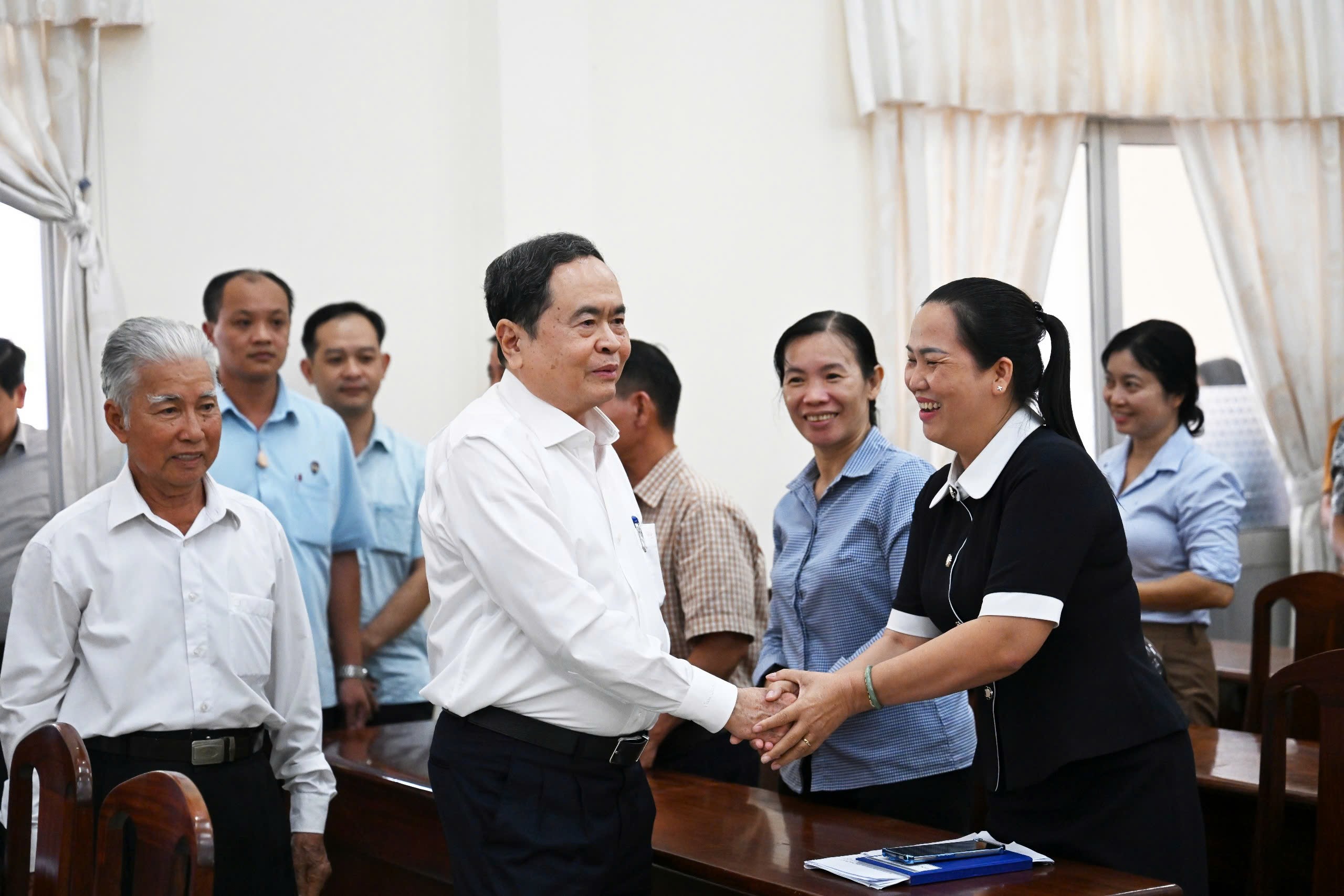 Chủ tịch Quốc hội thăm, tặng quà gia đình chính sách nhân dịp Tết 