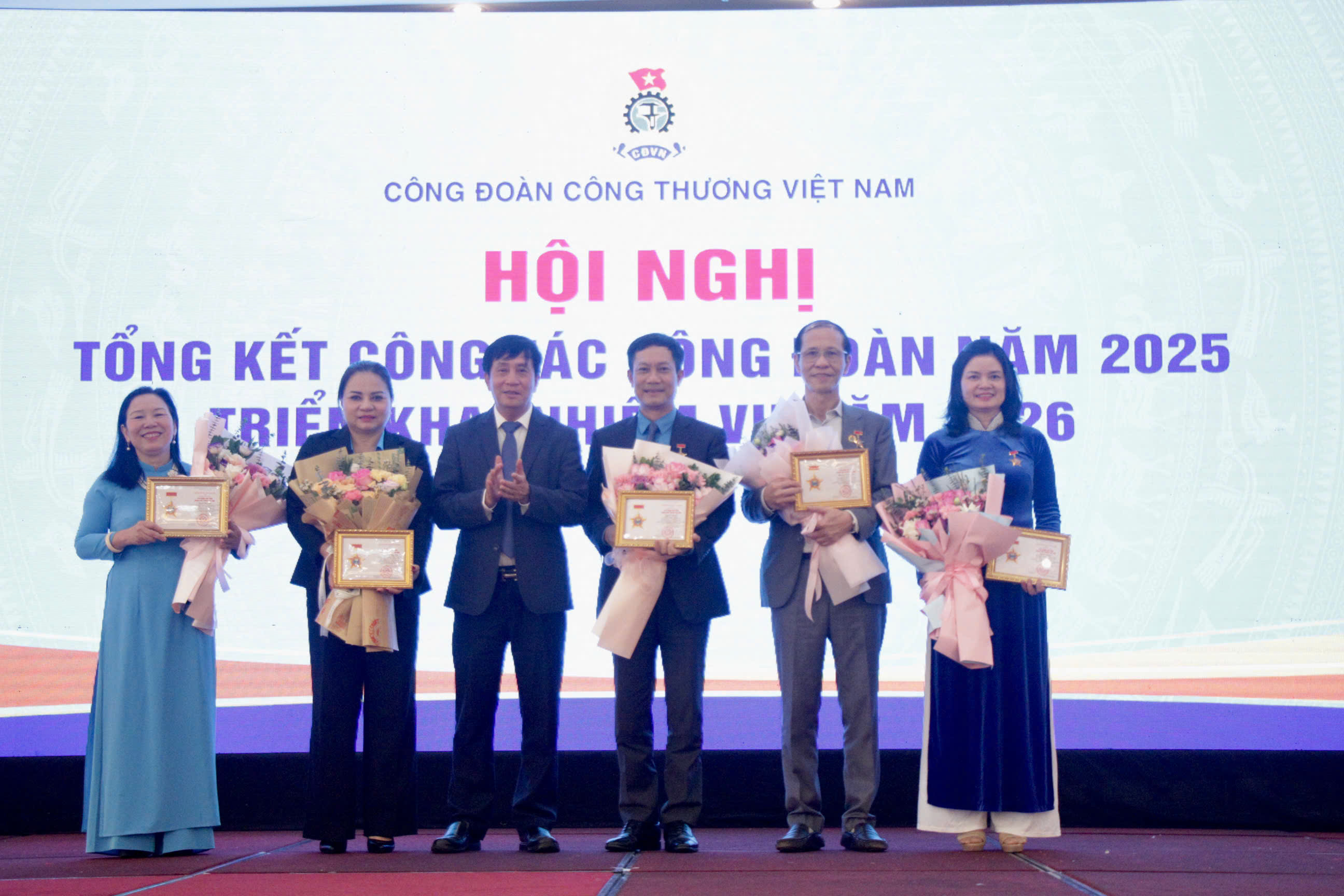 Chùm ảnh: Công đoàn Công Thương Việt Nam tổng kết hoạt động năm 2025