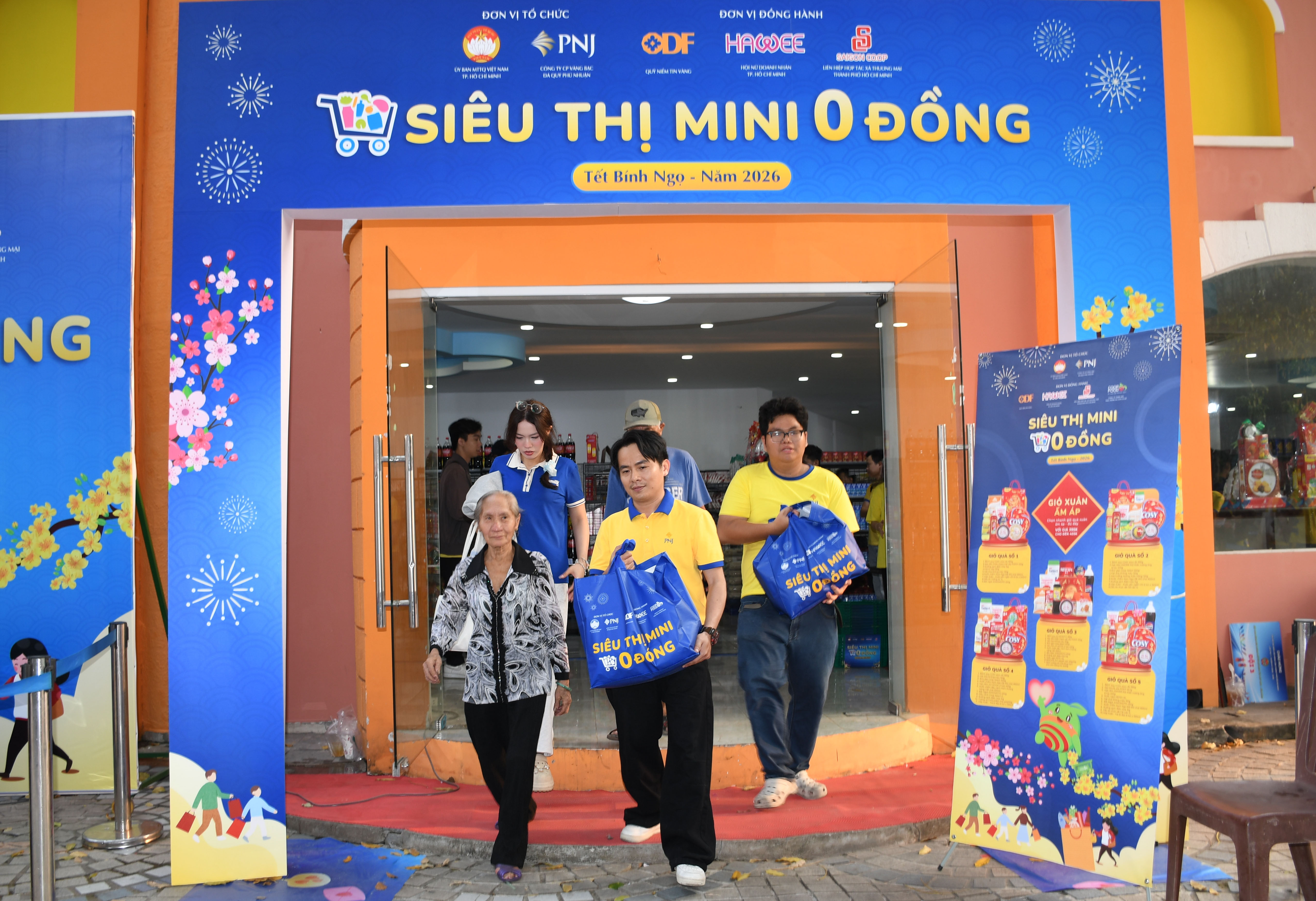 Siêu thị mini 0 đồng: Lan tỏa Tết yêu thương đến 15.000 người dân