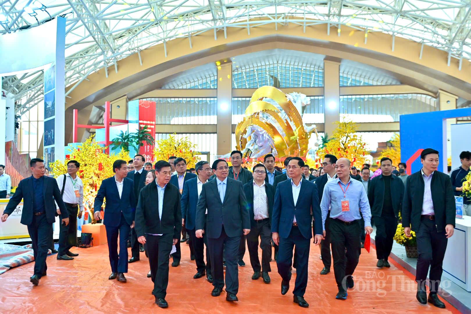 Thủ tướng Phạm Minh Chính dự tổng duyệt Lễ khai mạc Hội chợ Mùa Xuân 