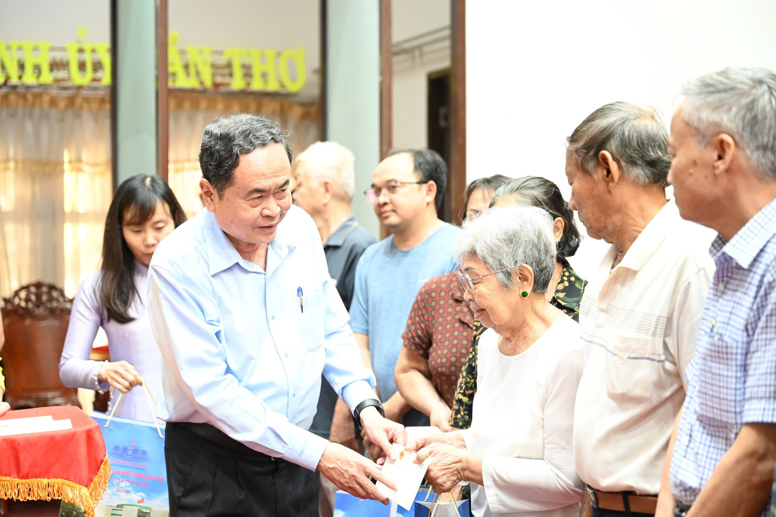 Chủ tịch Quốc hội tặng quà Tết gia đình chính sách, hộ nghèo ở Cần Thơ