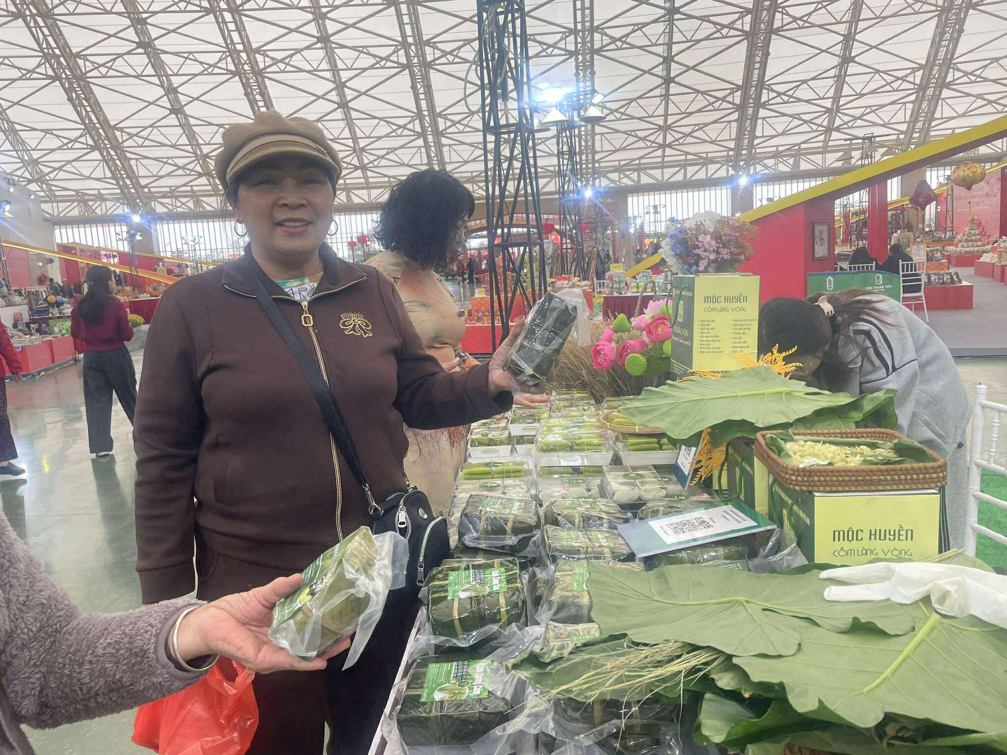 Phân khu 'Tết sum vầy' của Hà Nội sôi động tại Hội chợ Mùa Xuân 2026