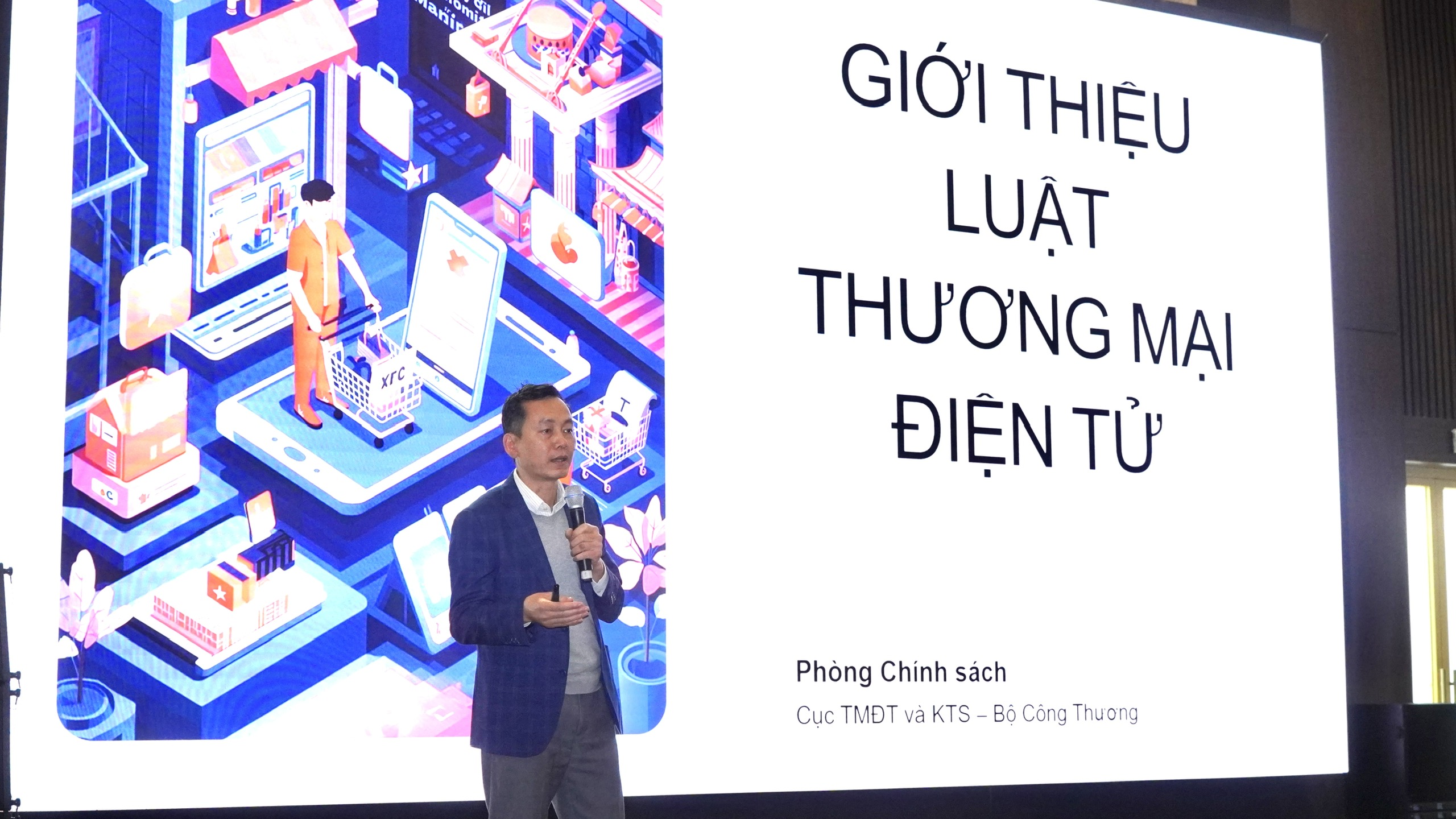 Luật Thương mại điện tử: 'Cầm cương' thị trường tiêu thụ số