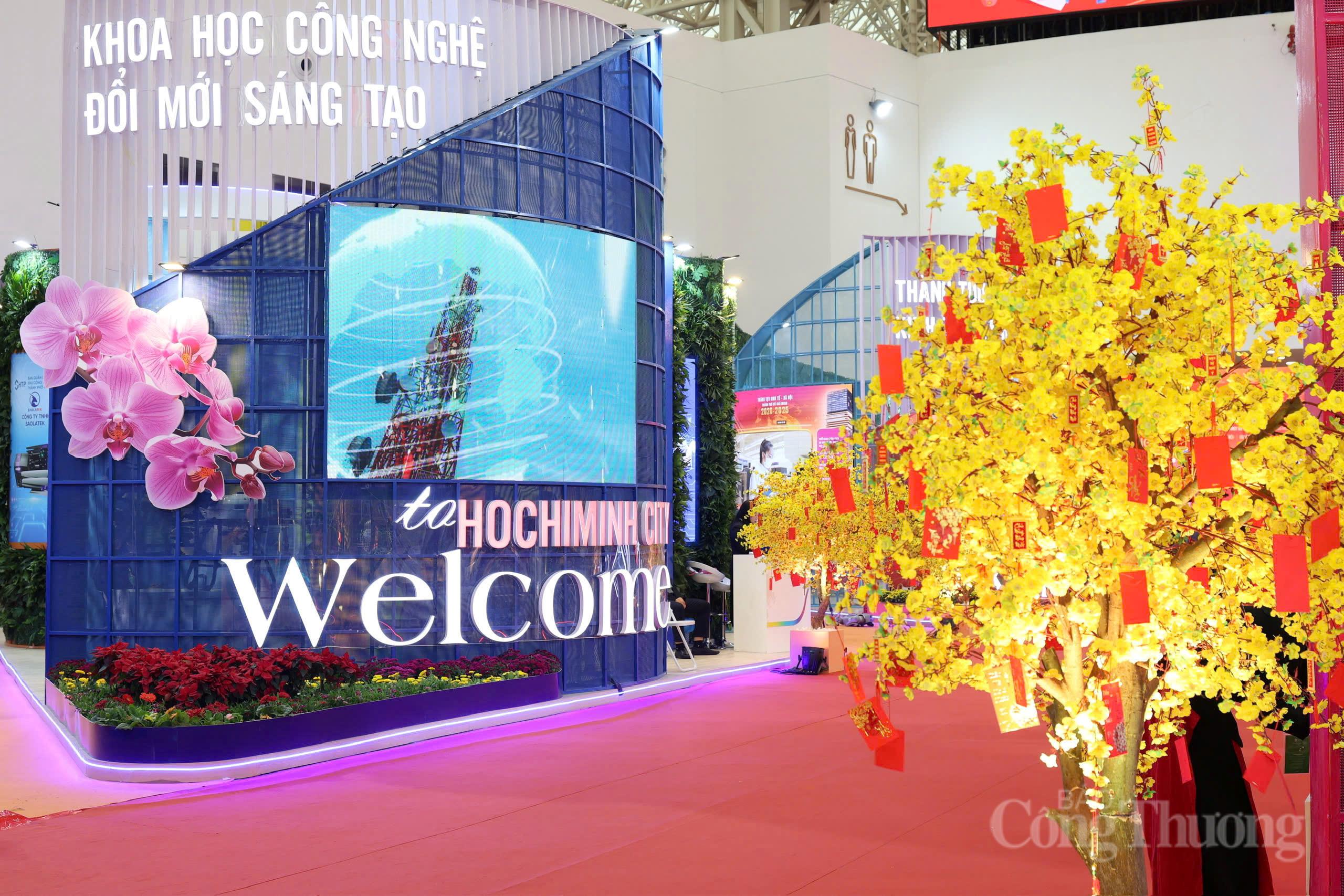 Chùm ảnh: Du xuân quê hương - Sản vật bốn phương hội tụ