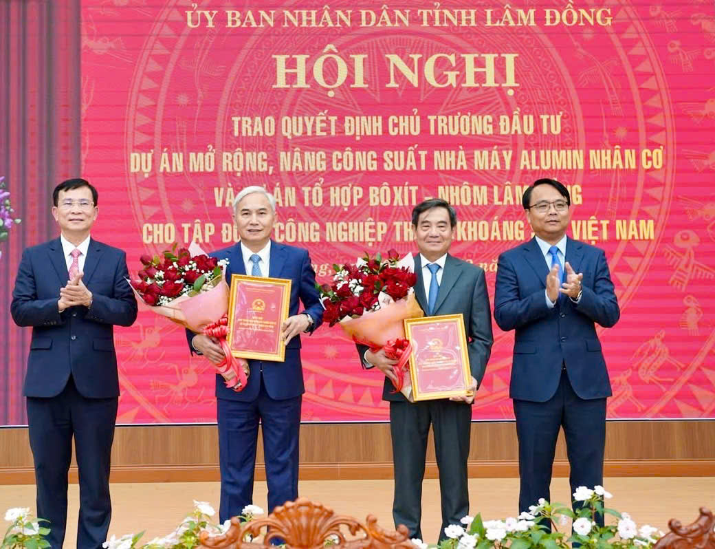 Lâm Đồng: Trao quyết định chủ trương đầu tư mở rộng 2 dự án bô xít - nhôm