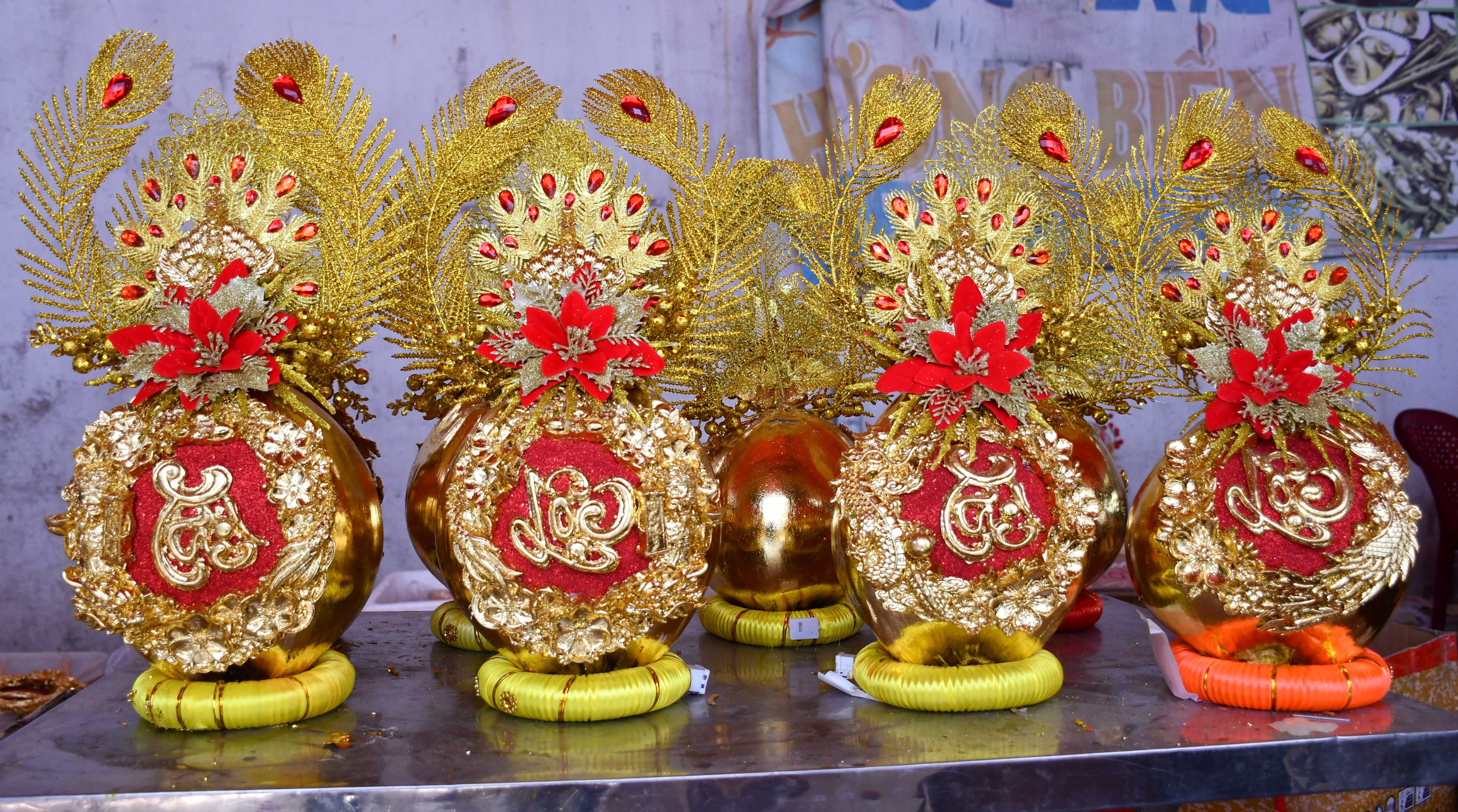 Dừa dát vàng 24K tất bật vào vụ tết Bính Ngọ 2026