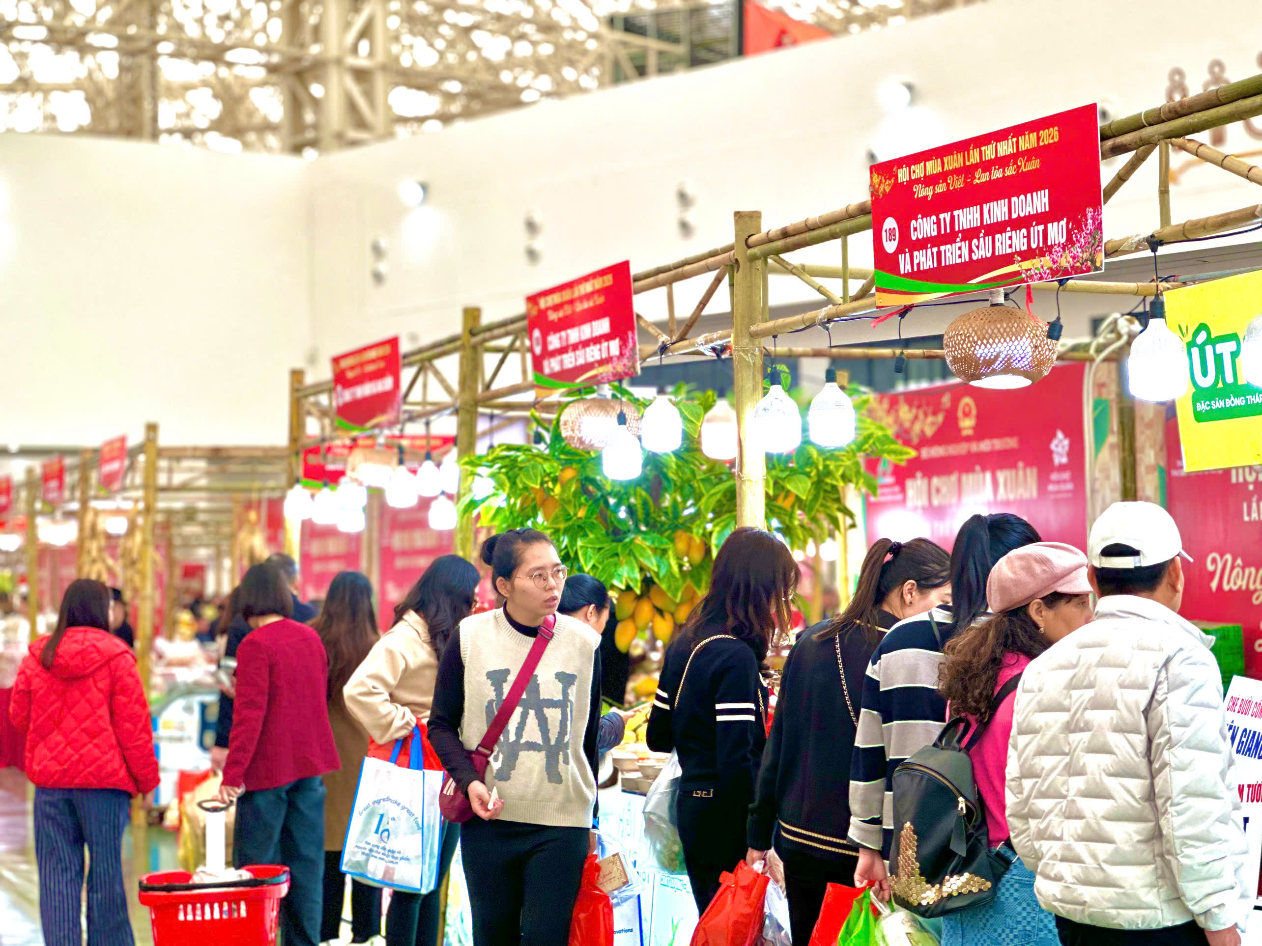 Sôi động không khí mua sắm, 'check in' tại Hội chợ Mùa Xuân