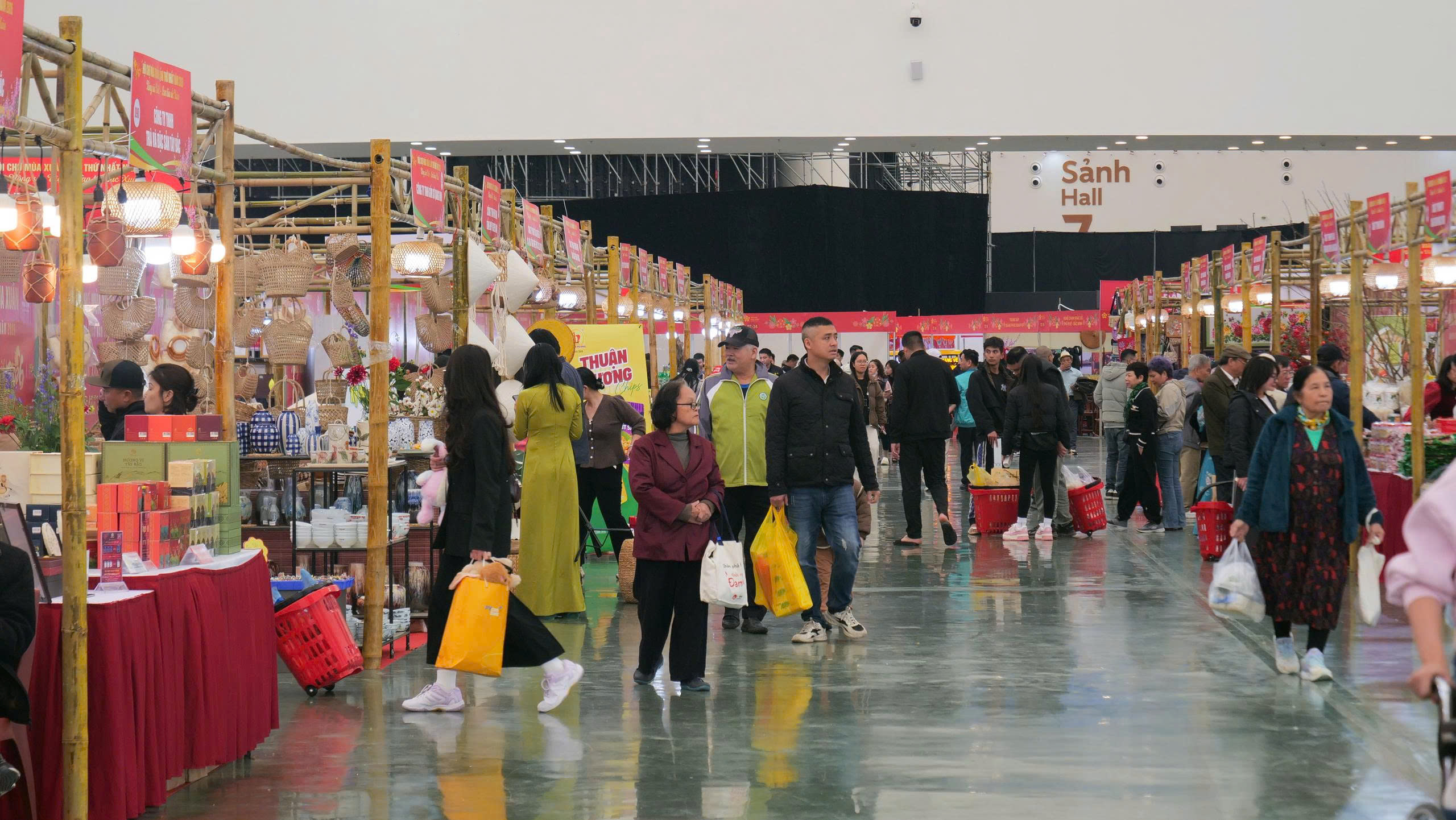 Ngày thứ hai, Hội chợ Mùa Xuân ‘tăng nhiệt’