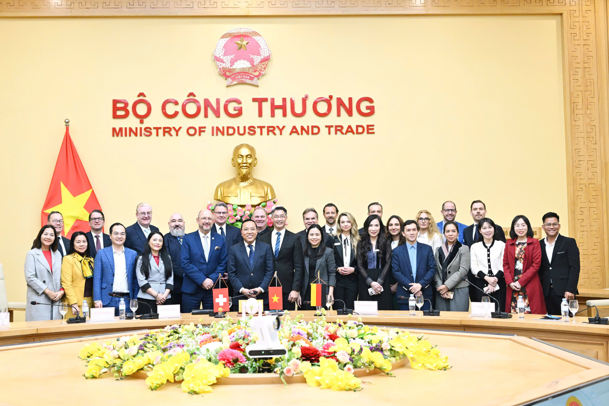 Thứ trưởng Nguyễn Hoàng Long làm việc với đoàn doanh nghiệp Thụy Sĩ - châu Âu