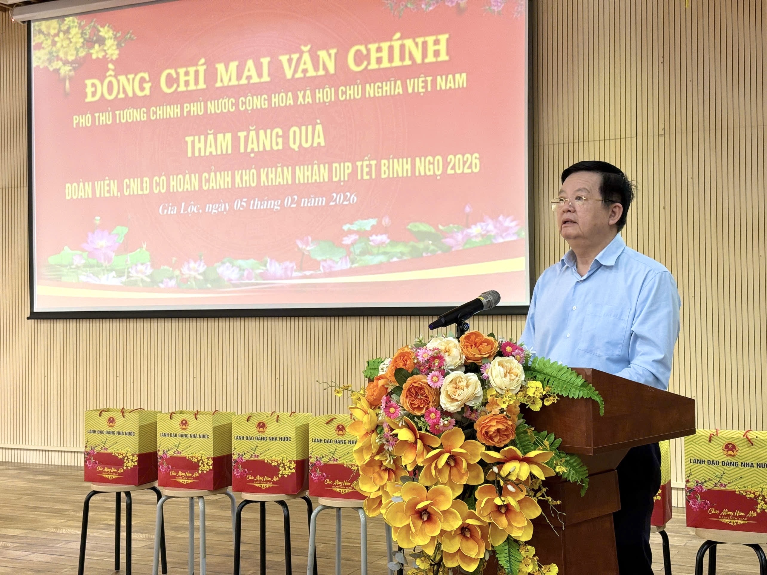 Phó Thủ tướng Mai Văn Chính thăm, tặng quà Tết cho công nhân Tây Ninh
