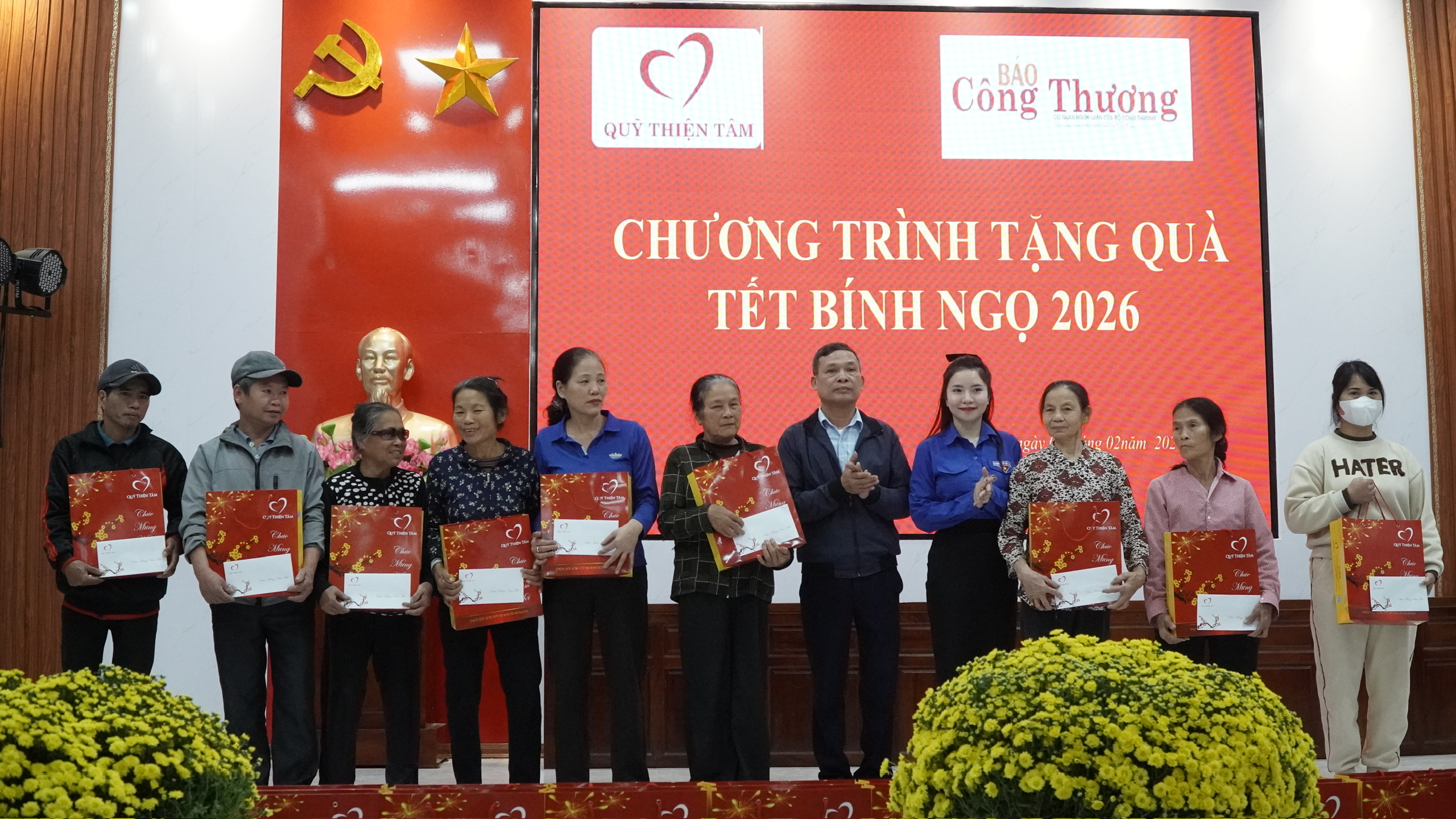 Báo Công Thương phối hợp cùng Quỹ Thiện Tâm trao quà Tết tại Hưng Yên