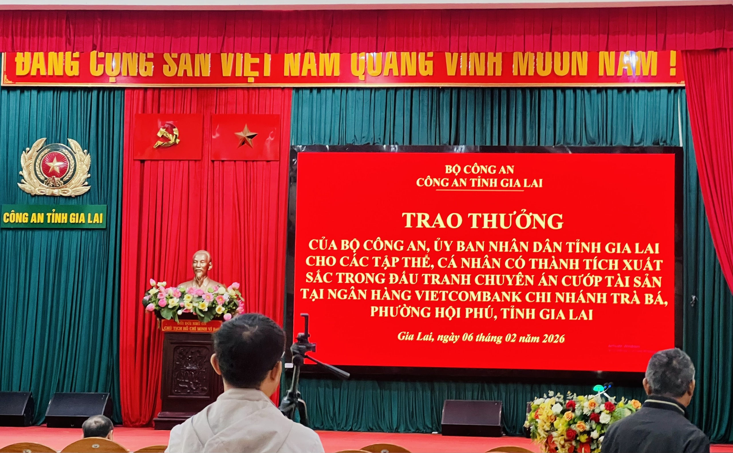 Bộ Công an khen chiến công xuất sắc bắt nghi phạm cướp ngân hàng ở Gia Lai