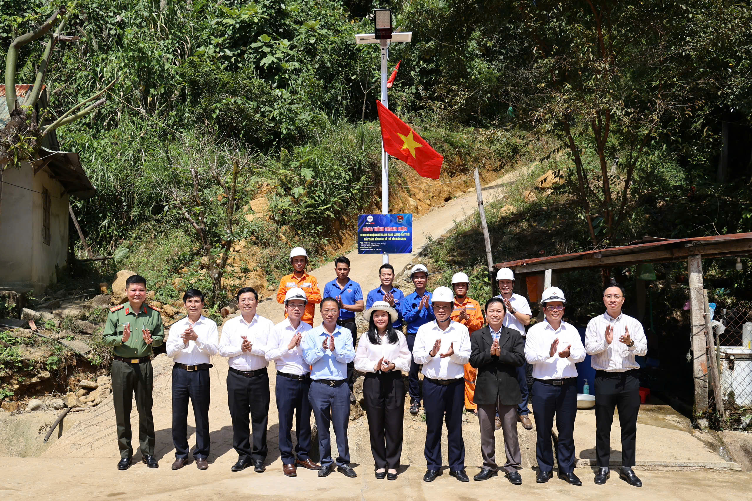 Thắp sáng đường làng, ấm xuân vùng cao Đà Nẵng