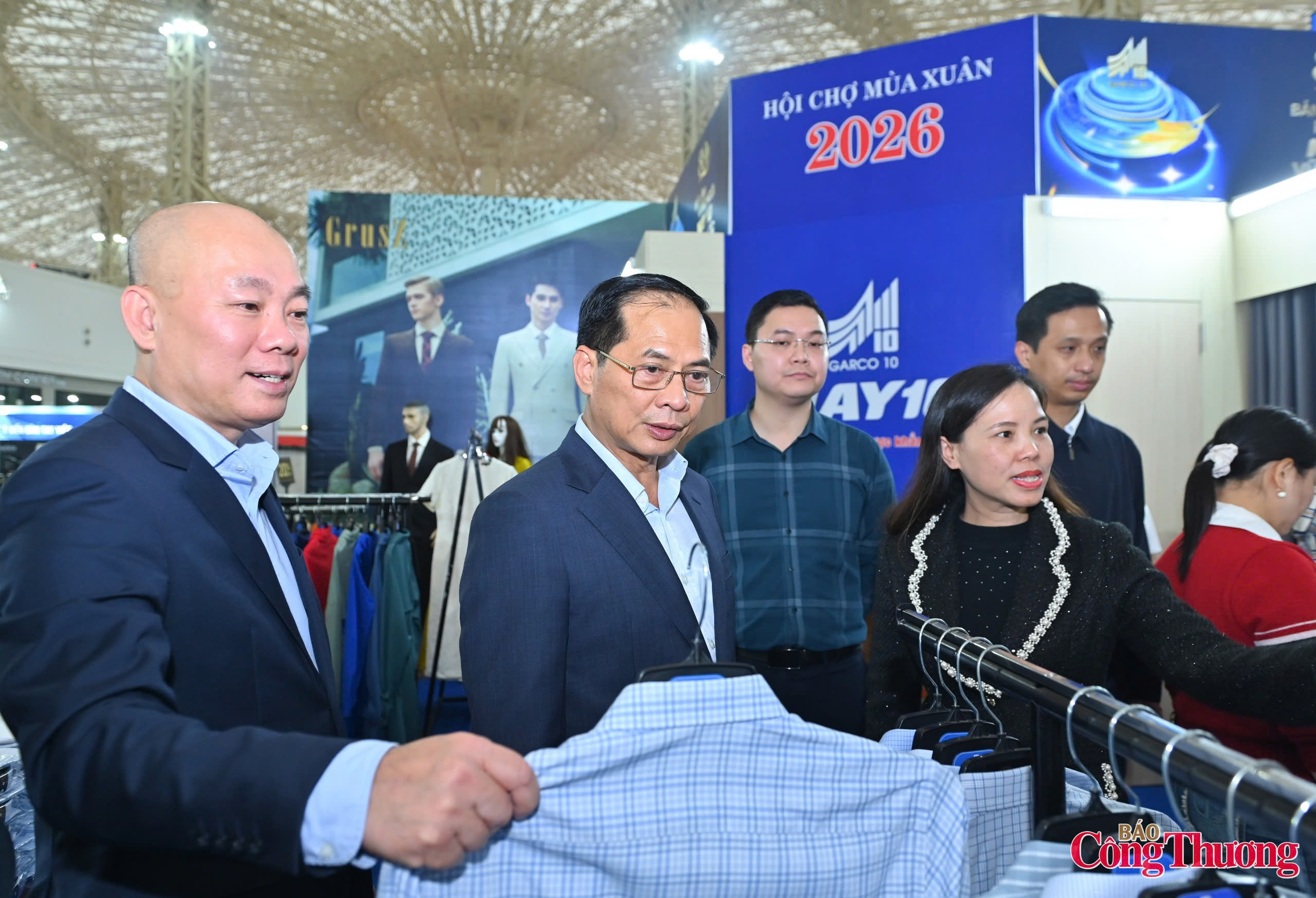 Phó Thủ tướng Bùi Thanh Sơn trải nghiệm không gian tại Hội chợ Mùa Xuân