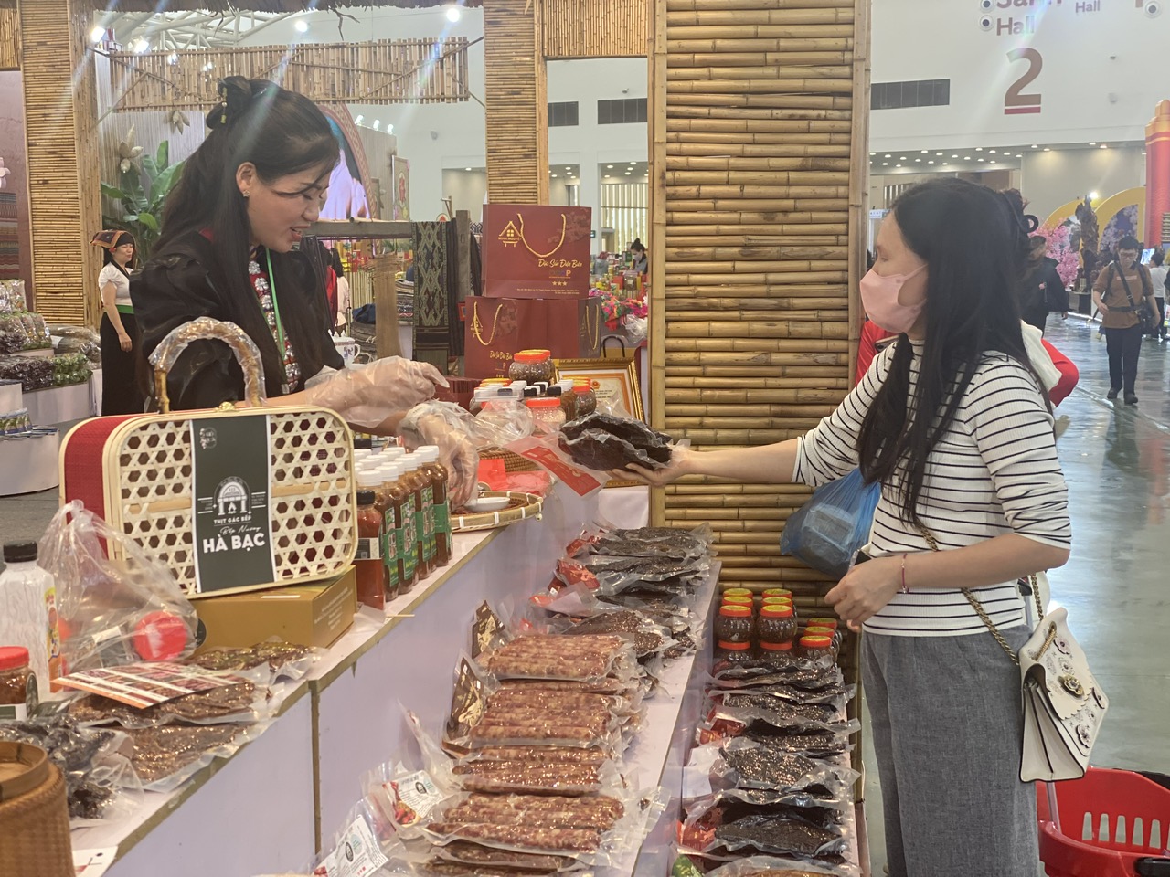 Gian hàng tỉnh Điện Biên hút khách tại Hội chợ Mùa Xuân