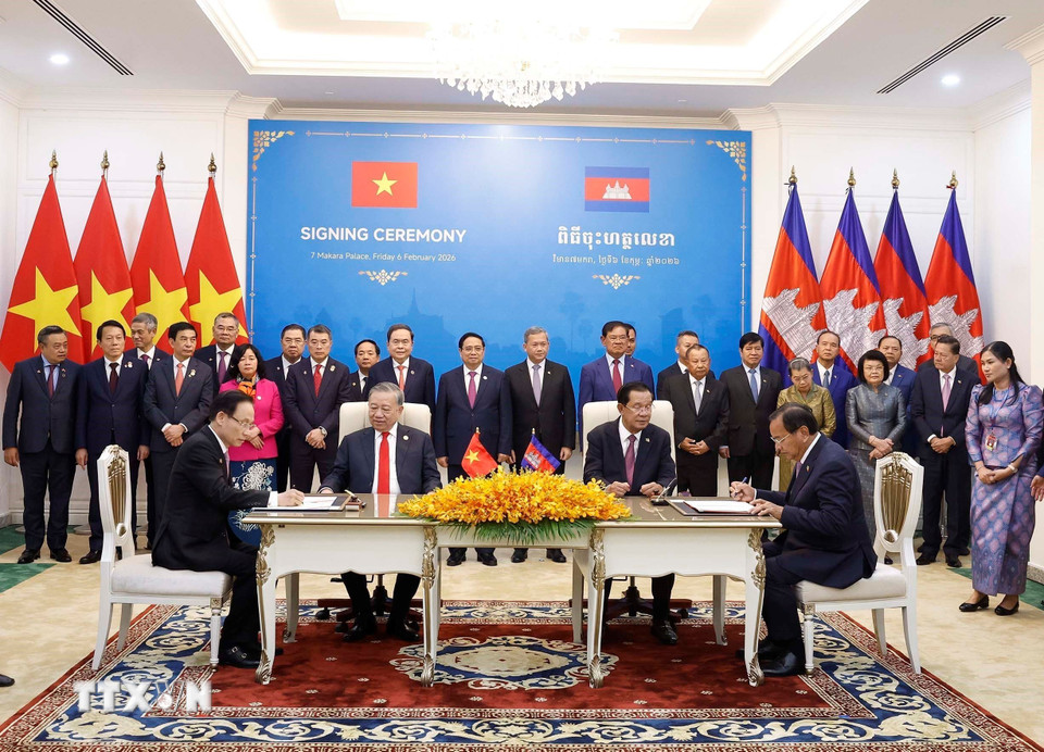 Việt Nam - Campuchia ký kết nhiều văn kiện hợp tác