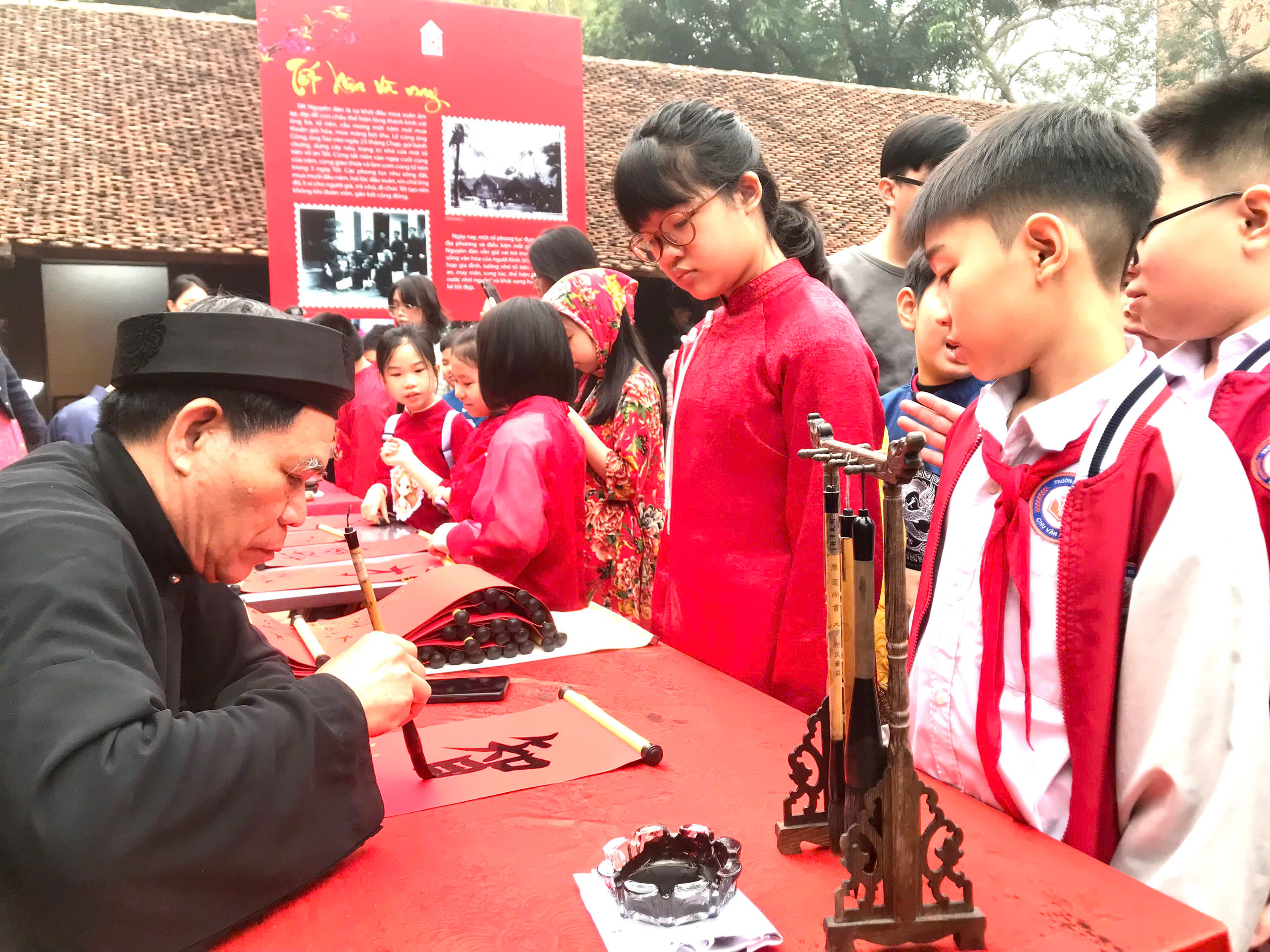 Hà Nội: Người dân, du khách rộn ràng khám phá Tết xưa