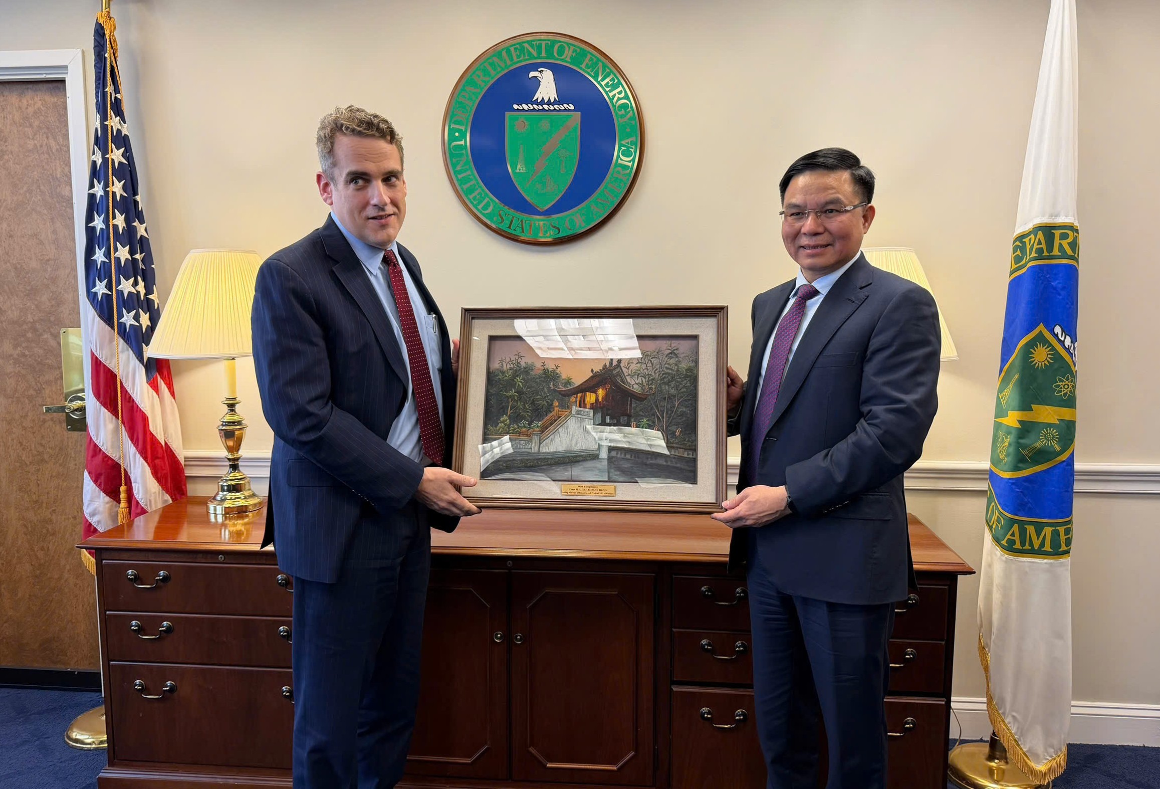 Quyền Bộ trưởng Lê Mạnh Hùng làm việc với Thứ trưởng Năng lượng Hoa Kỳ James Danly