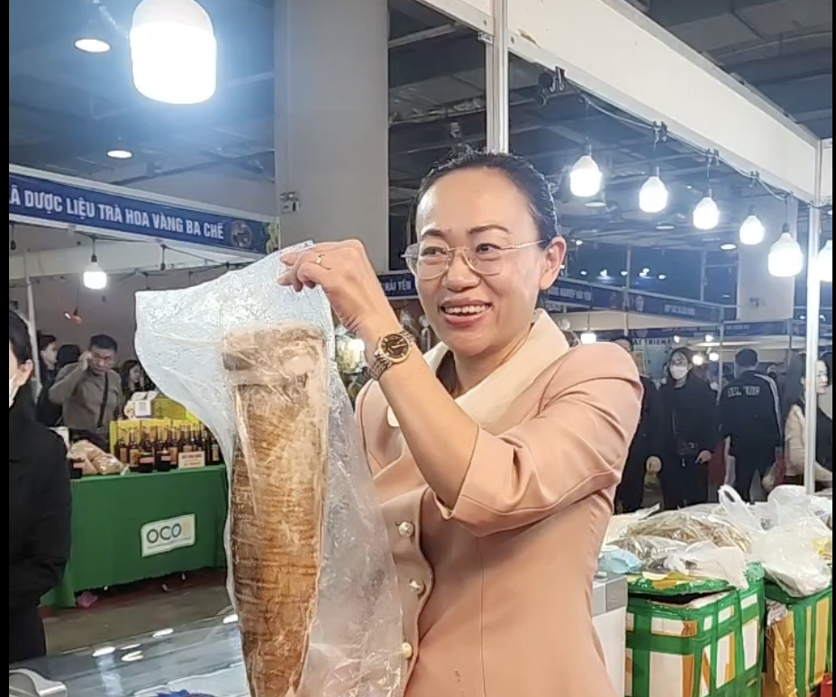 Bí thư đặc khu Cô Tô livestream bán hàng giúp bà con tại Hội chợ OCOP