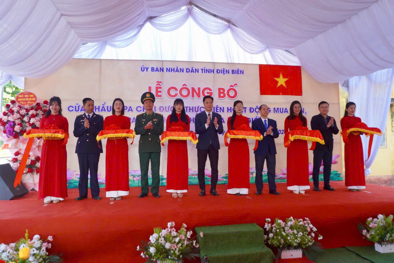 Cửa khẩu A Pa Chải chính thức hoạt động trao đổi hàng hóa qua biên giới