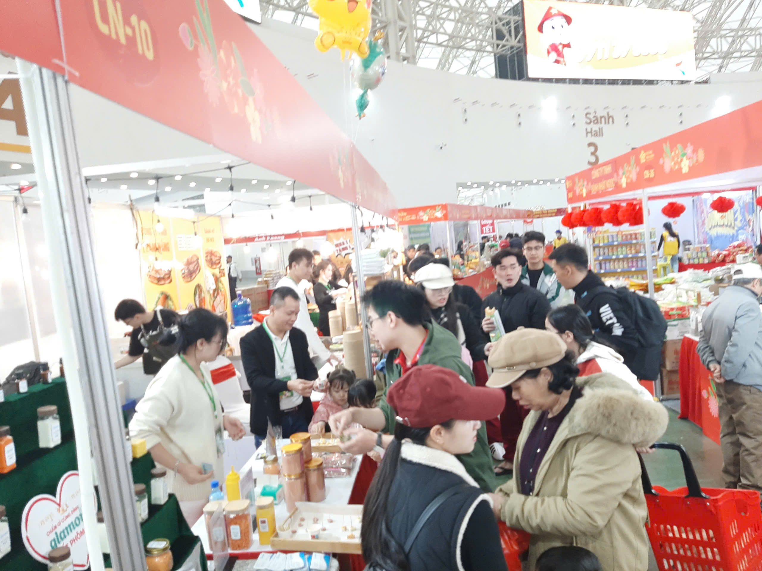 Chủ nhật sôi động tại Hội chợ Mùa Xuân: Người dân nô nức sắm Tết