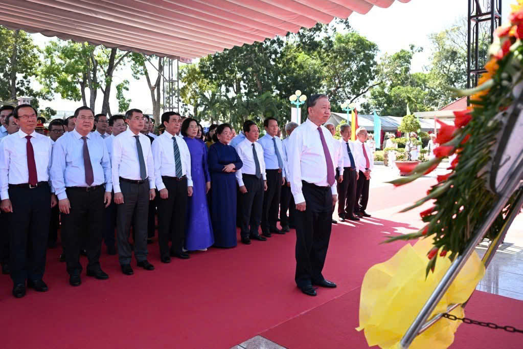 Tổng Bí thư Tô Lâm dâng hương tri ân liệt sĩ tại Tây Ninh