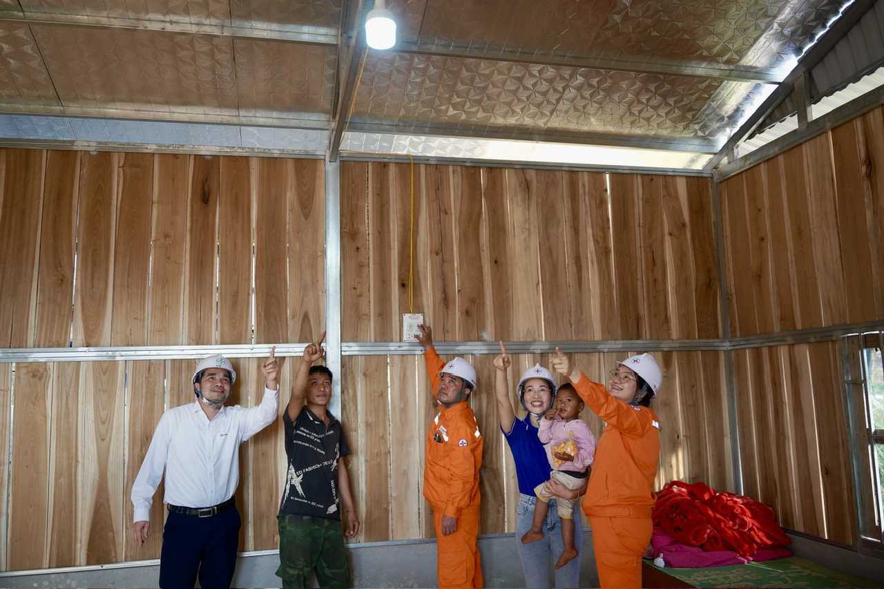 Điện lực Lai Châu: Đưa ánh sáng về bản xa trước thềm xuân mới