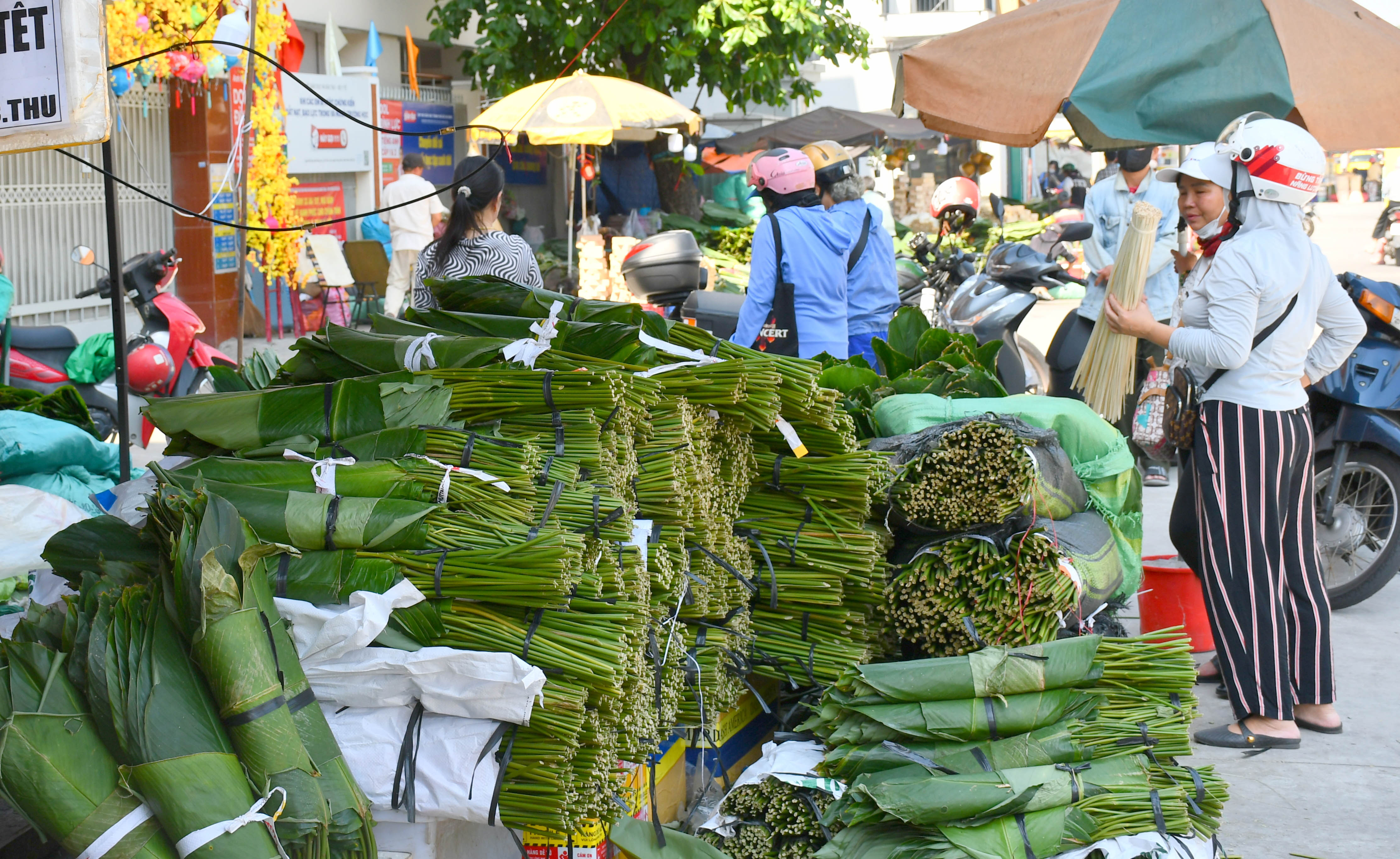 TP. Hồ Chí Minh: Phiên chợ lá dong Ông Tạ nhộn nhịp ngày cận Tết