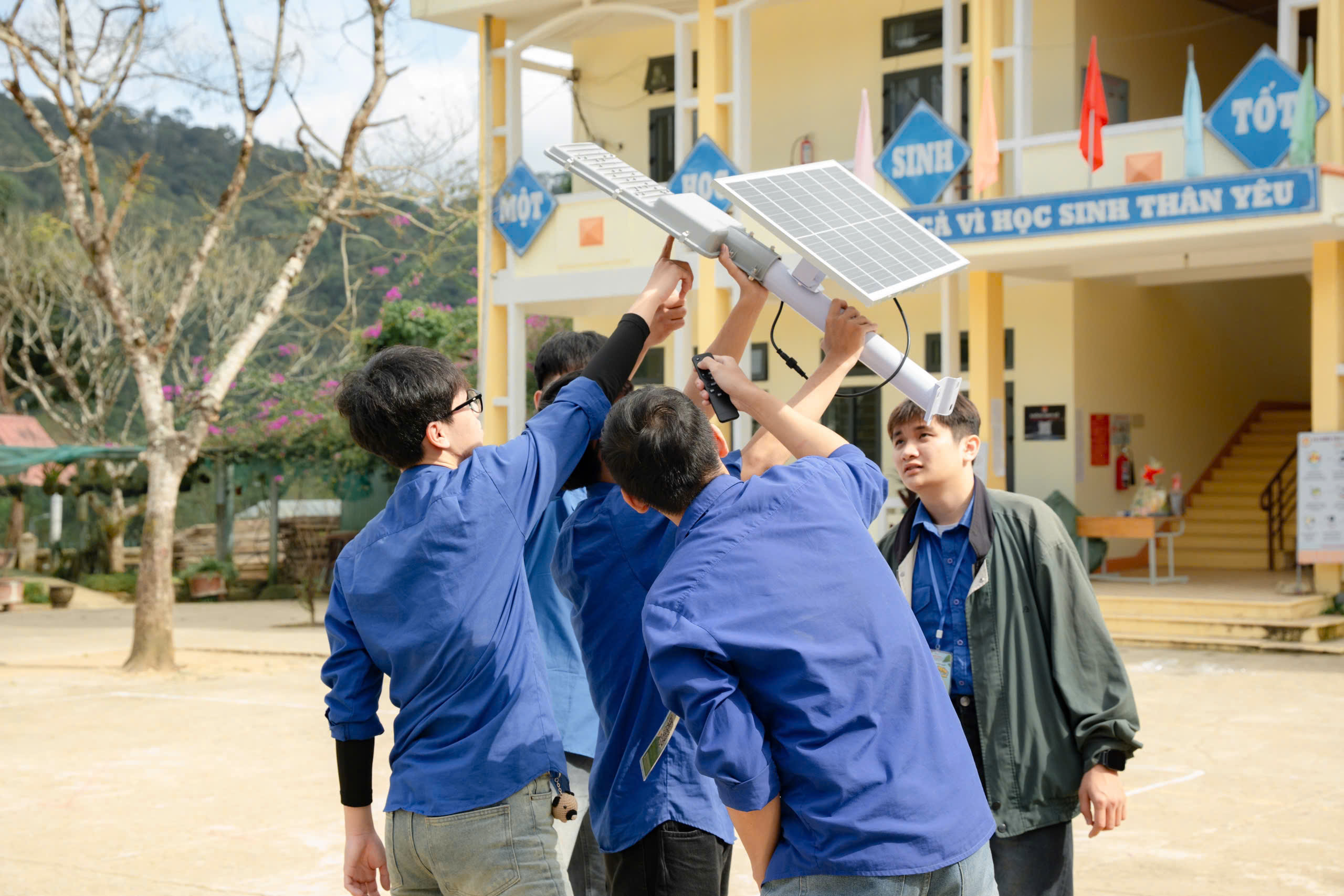 Sinh viên Đà Nẵng mang 'hơi ấm mùa xuân' về vùng cao