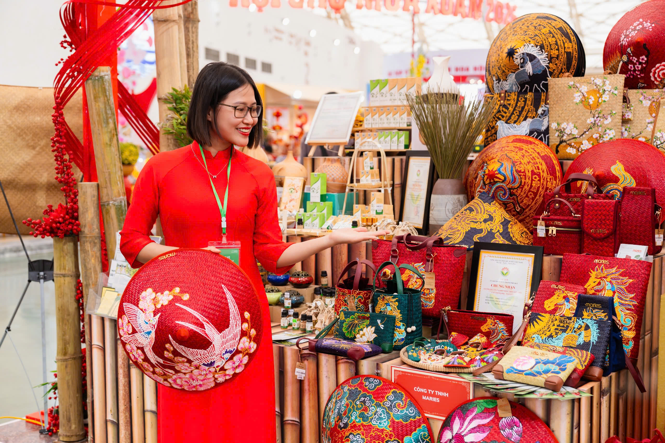 Mỹ nghệ cỏ bàng Phò Trạch kể chuyện làng nghề giữa Hội chợ Mùa Xuân