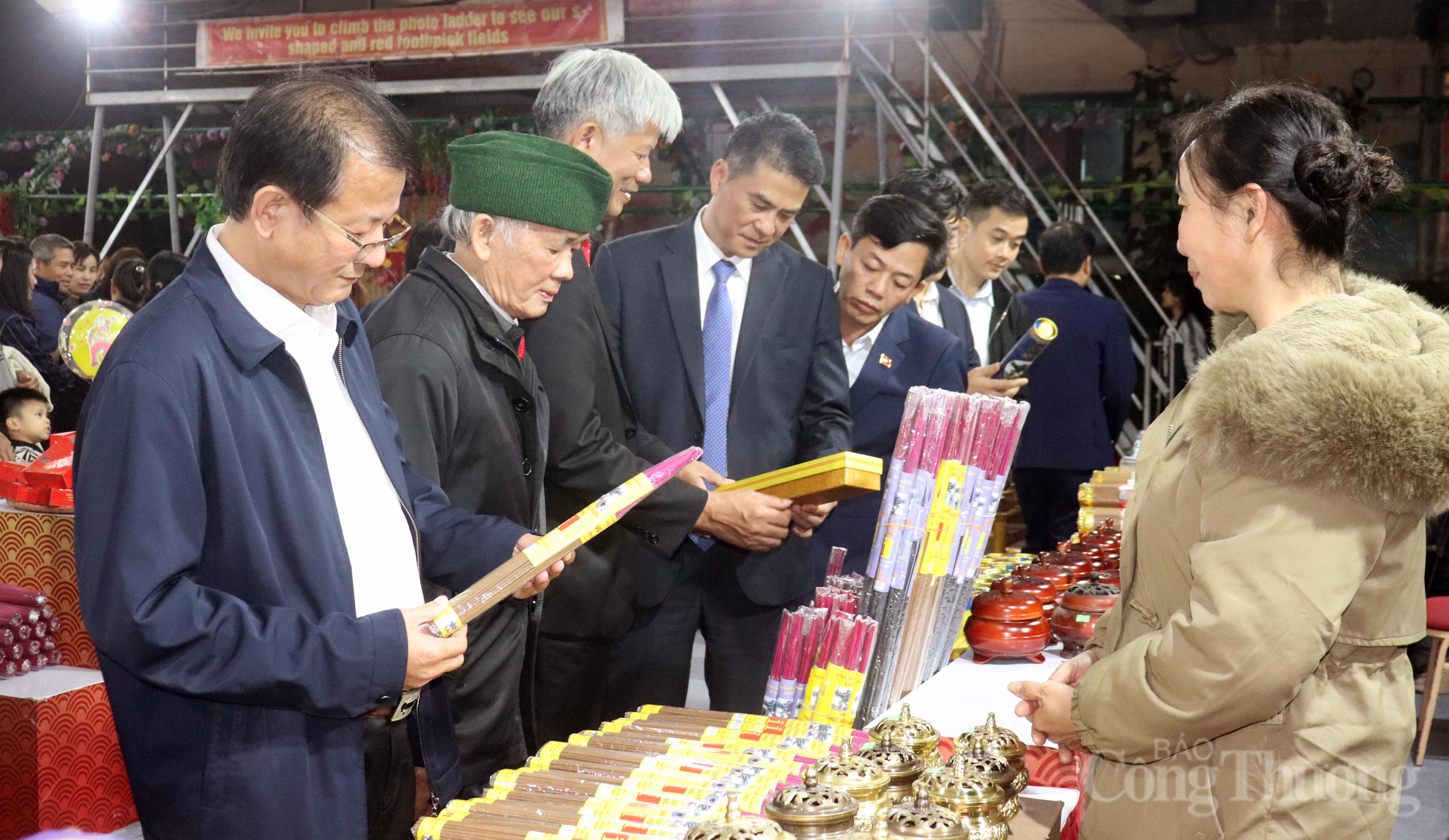 Giữ lửa trăm năm, đánh thức tiềm năng làng nghề Ứng Thiên