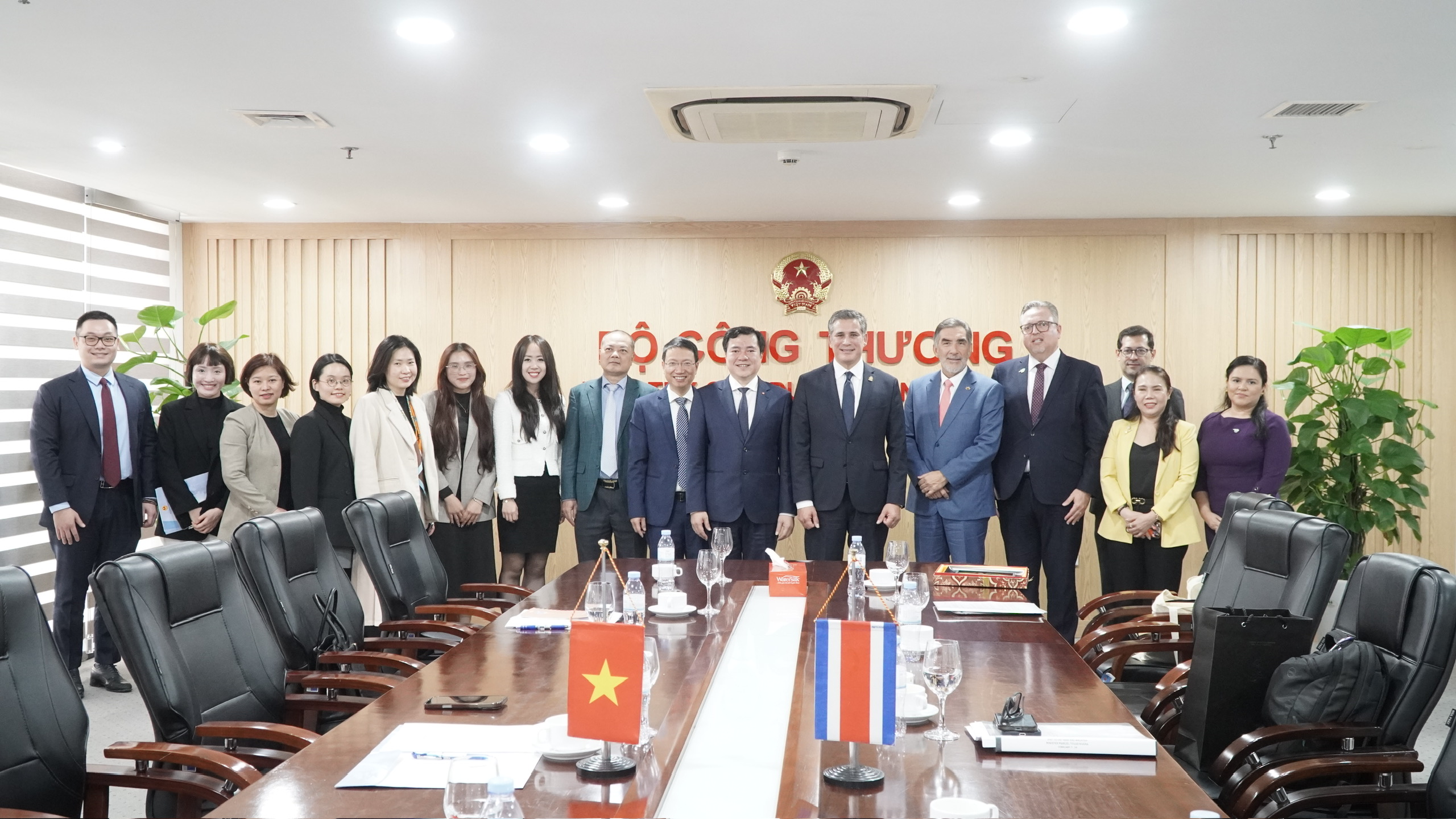 Thứ trưởng Bộ Công Thương Nguyễn Sinh Nhật Tân làm việc với Bộ trưởng Bộ Ngoại thương Costa Rica