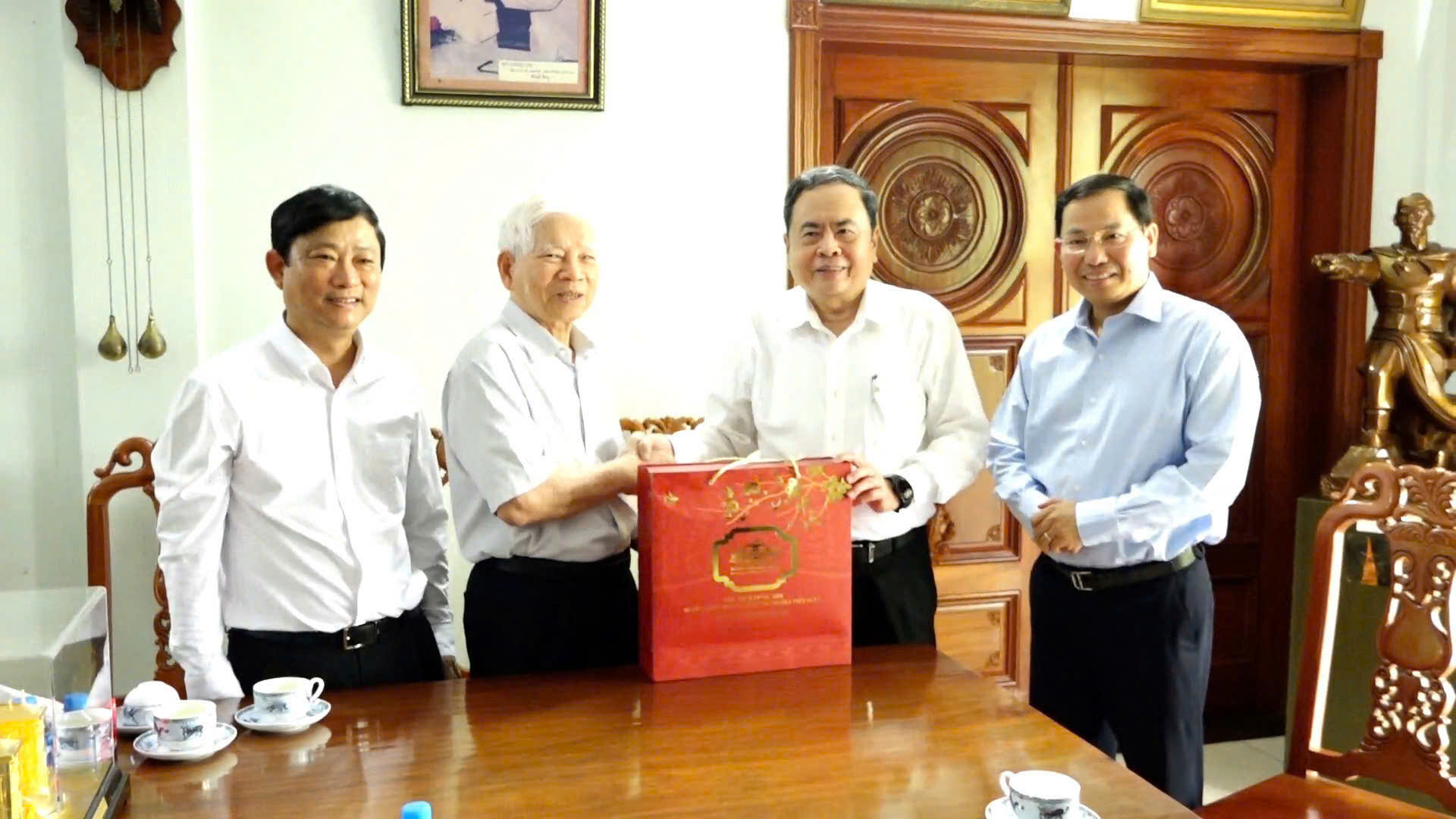 Chủ tịch Quốc hội thăm, chúc Tết nguyên lãnh đạo Đảng, Nhà nước