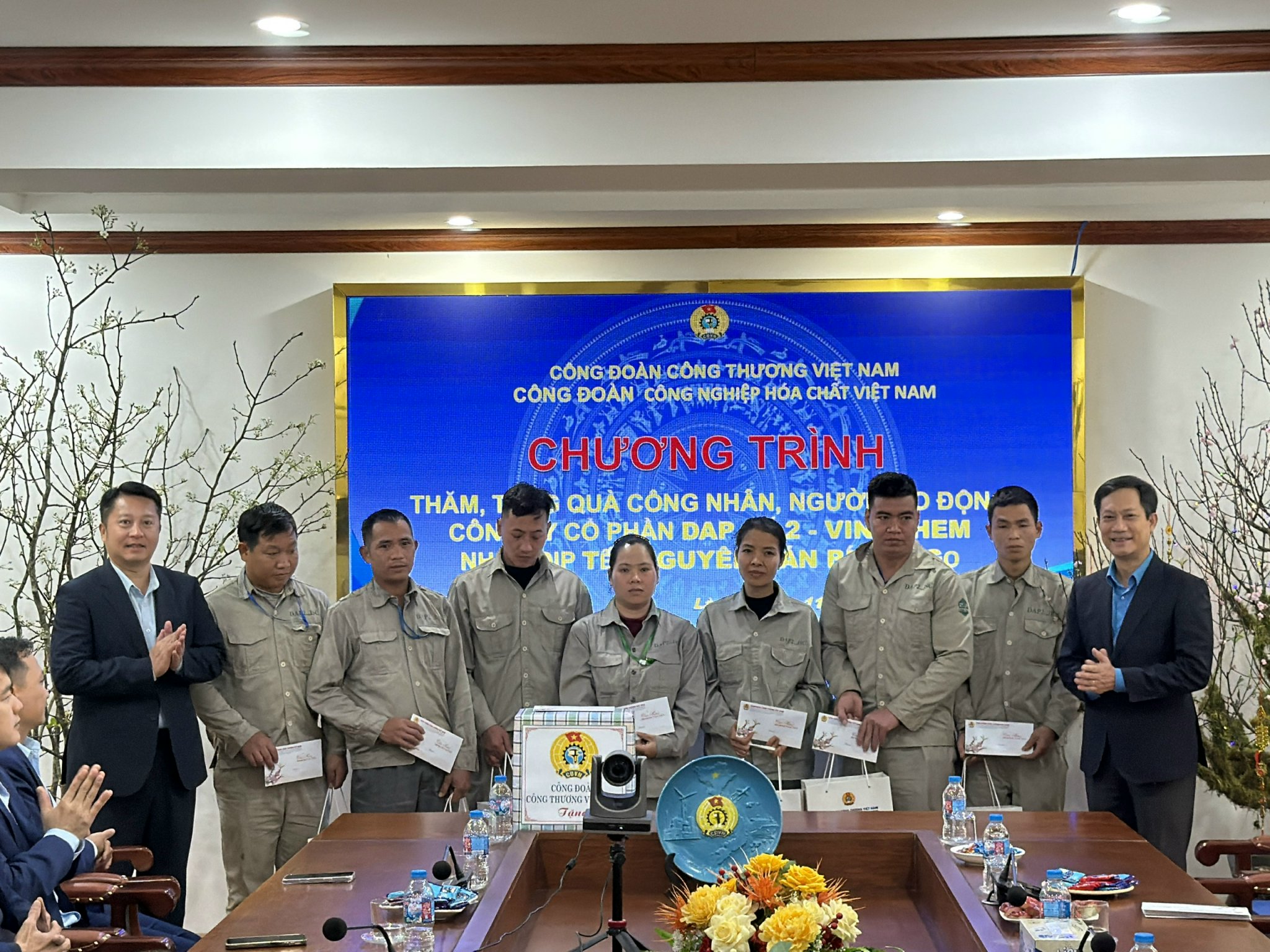 Chủ tịch Công đoàn Công Thương Việt Nam thăm, tặng quà Tết người lao động