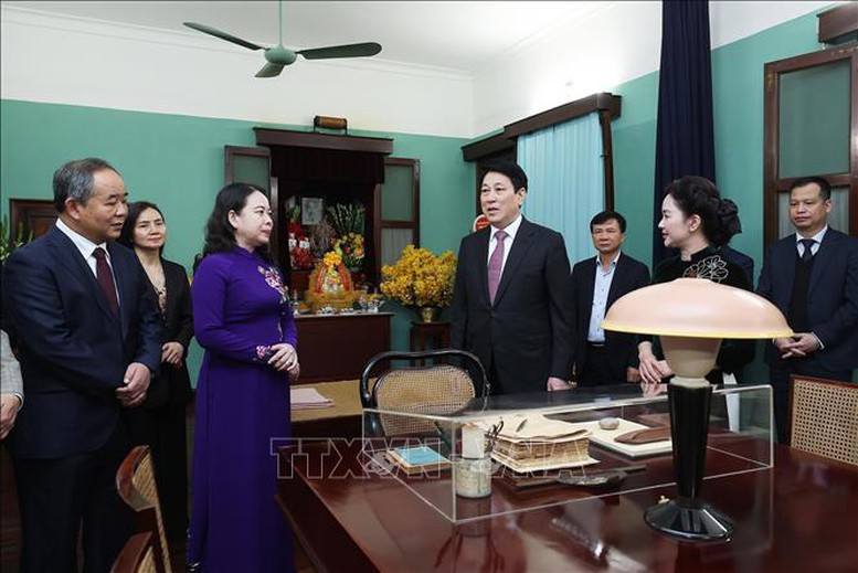 Chủ tịch nước Lương Cường dâng hương tưởng niệm Chủ tịch Hồ Chí Minh tại Di tích Nhà 67